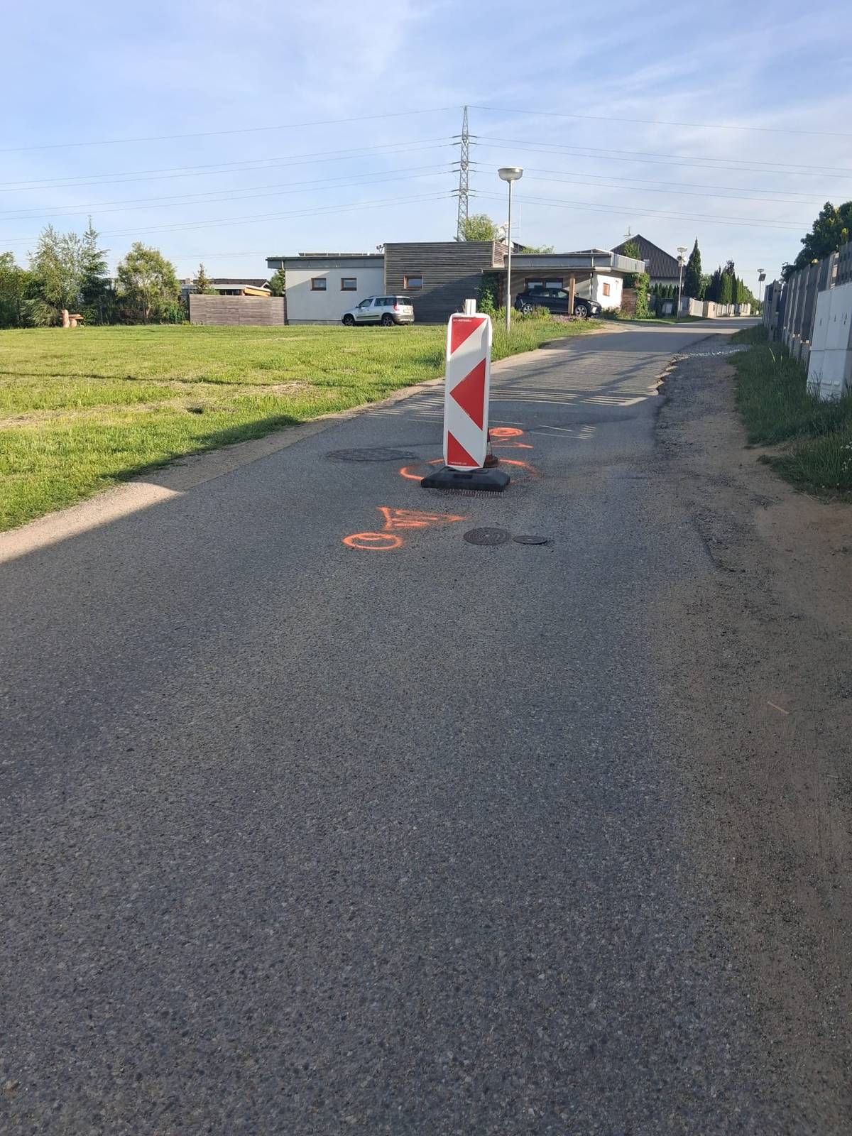 Z důvodu havárie je dočasně omezen provoz v ulici K Zámečku. Na odstranění závady a obnovení plného provozu se pracuje.   Prosíme řidiče i chodce o zvýšenou opatrnost a respektování případného dopravního značení. Děkujeme za pochopení.