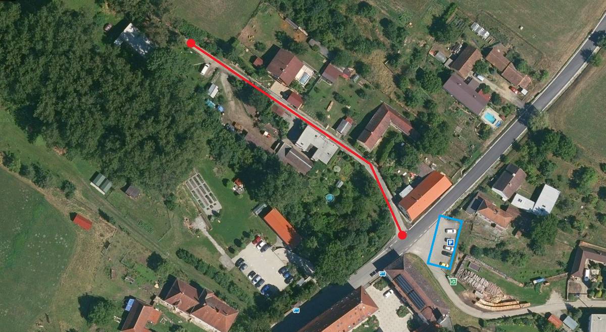 Vážení občané, od čtvrtka 11. 6. do úterý 16. 6. bude z důvodu opravy vozovky uzavřena komunikace naproti lázním, známá také jako cesta ke Schwarzovu rybníku (U Pávků) viz červené označení v mapce. 🚗 Parkování pro obyvatele bude po dobu uzavírky zajištěno pod lázněmi-viz modré označení v mapce. Omlouváme se za dočasné komplikace spojené s opravou komunikace. Věříme, že nový asfaltový povrch přispěje k většímu komfortu a bezpečnosti všech uživatelů této komunikace. Děkujeme za pochopení a trpělivost. 😊
