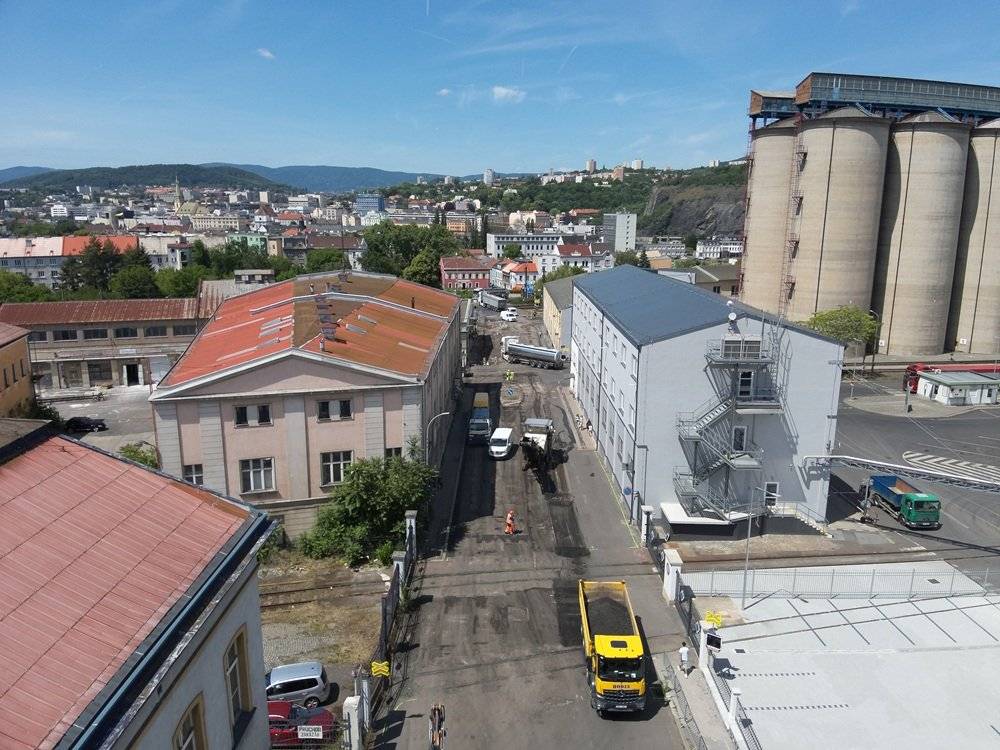 Jedna z nejdůležitějších komunikací na Střekově se uzavírá kvůli kompletní rekonstrukci celého uličního prostoru. Práce budou rozděleny do dvou etap.   Práce na I. etapě budou probíhat od 8. června do 28. srpna a zahrnou úsek od železničního přejezdu ke křižovatce s ulicemi Truhlářova a Purkyňova. Celková délka úseku činí 420 metrů, šířka vozovky bude v rozmezí 8,5 až 12 metrů. V tomto úseku zároveň vznikne 23 nových parkovacích stání. Na první etapu naváže II. etapa, která je plánována od 31. srpna do 28. listopadu. Ta zahrnuje zbývající část ulice od křižovatky s ulicemi Truhlářova a Purkyňova po ulici Karla IV. Délka tohoto úseku je 433 metrů a šířka vozovky bude 7 až 8,5 metru. V této části vznikne celkem 39 nových parkovacích míst. Součástí obou etap je rekonstrukce chodníků z betonové dlažby po obou stranách vozovky včetně úprav vjezdů a výjezdů, obnova odvodnění komunikace, instalace nového veřejného osvětlení, vyznačení piktogramového koridoru pro cyklisty a nové svislé i vodorovné dopravní značení. Oprava zahrnuje také úpravu křižovatek ulic Truhlářova, Jeseninova, Rozkošná, Puškinova, Purkyňova a Bratří Mrštíků. „Žukovova ulice patří mezi klíčové dopravní tepny Střekova, a proto jsme se rozhodli pro její kompletní rekonstrukci, která výrazně zvýší komfort i bezpečnost pro řidiče, chodce i cyklisty. Uvědomujeme si, že uzavírky a objízdné trasy znamenají pro obyvatele určité komplikace, ale výsledkem bude moderní a přehledný uliční prostor. Věřím, že občané ocení kvalitu provedených prací, které přispějí k celkovému zlepšení života v této části města,“ uvedl primátor Petr Nedvědický. Po dobu realizace obou etap dojde k uzavření opravovaných úseků, přičemž objízdné trasy budou shodné po celou dobu stavby. Ve směru z ulice Děčínská na Novosedlické náměstí vede trasa ulicí Děčínská na nájezd na Mariánský most, dále ulicí Nová a následně ulicemi Poslední cesta a Kojetická až na Novosedlické náměstí. Ve směru z Novosedlického náměstí do centra je objízdná trasa vedena z ulice Novosedlické náměstí přes ulici Kojetická, dále ulicí Poslední cesta a do ulice Nová. Ve směru z Novosedlického náměstí do ulice Děčínská je trasa vedena z Novosedlického náměstí ulicí Kojetická, dále ulicí Poslední cesta do ulice Nová, pokračuje přes sjezd z Mariánského mostu a do ulice Děčínská. Stavební práce provádí společnost EUROVIA CZ, a. s., za celkovou cenu 38 519 519 Kč bez DPH. Stavba je realizována na základě projektové dokumentace společnosti ARTENDR, s. r. o.
