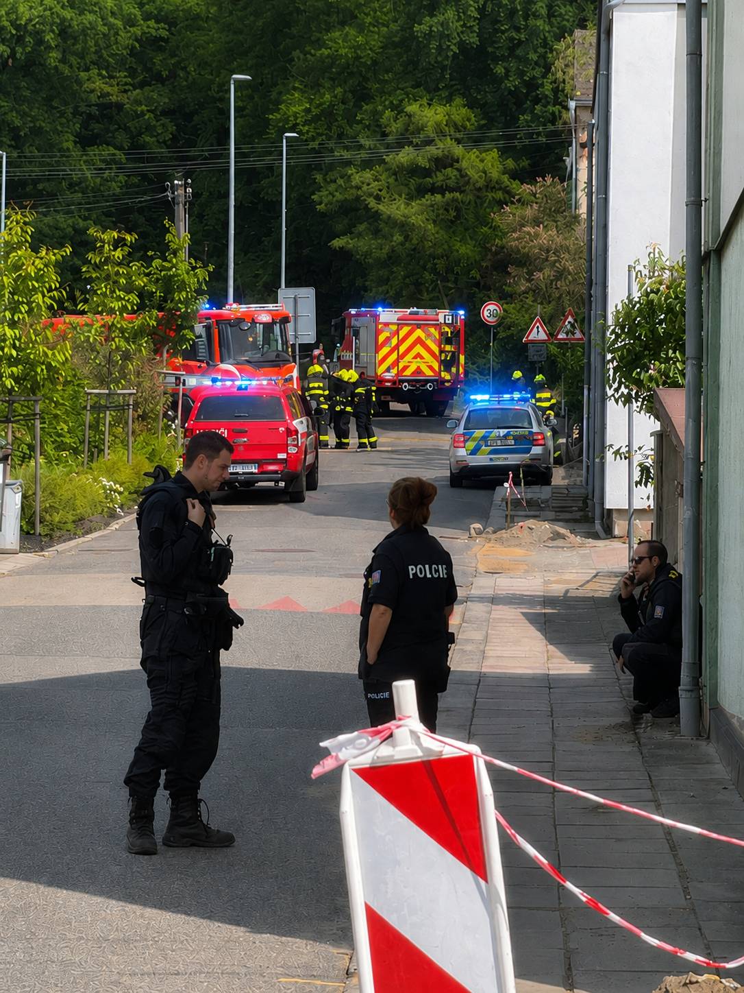 🚒 Když jde o minuty, záleží na každém metru volné cesty.    V sobotu 6. června se hasiči skoro nedostali k zásahu v II. řadě, protože cestu blokovalo špatně zaparkované auto. Kdyby šlo o požár nebo o zraněného člověka, mohlo to mít vážné následky.   🚛 Podobné problémy řeší i popeláři — každý týden kličkují mezi auty v úzkých ulicích a často se ke kontejnerům dostávají jen s obtížemi.   🚗 Prosíme všechny řidiče:    Parkujte tak, aby mohly projet složky záchranného systému i svozové vozy.   V obytné zóně je parkování povoleno jen na vyznačených místech.   ⛑Rychlý zásah záchranářů, může potřebovat jednou každý z nás. Děkujeme   Foto: archív OÚ