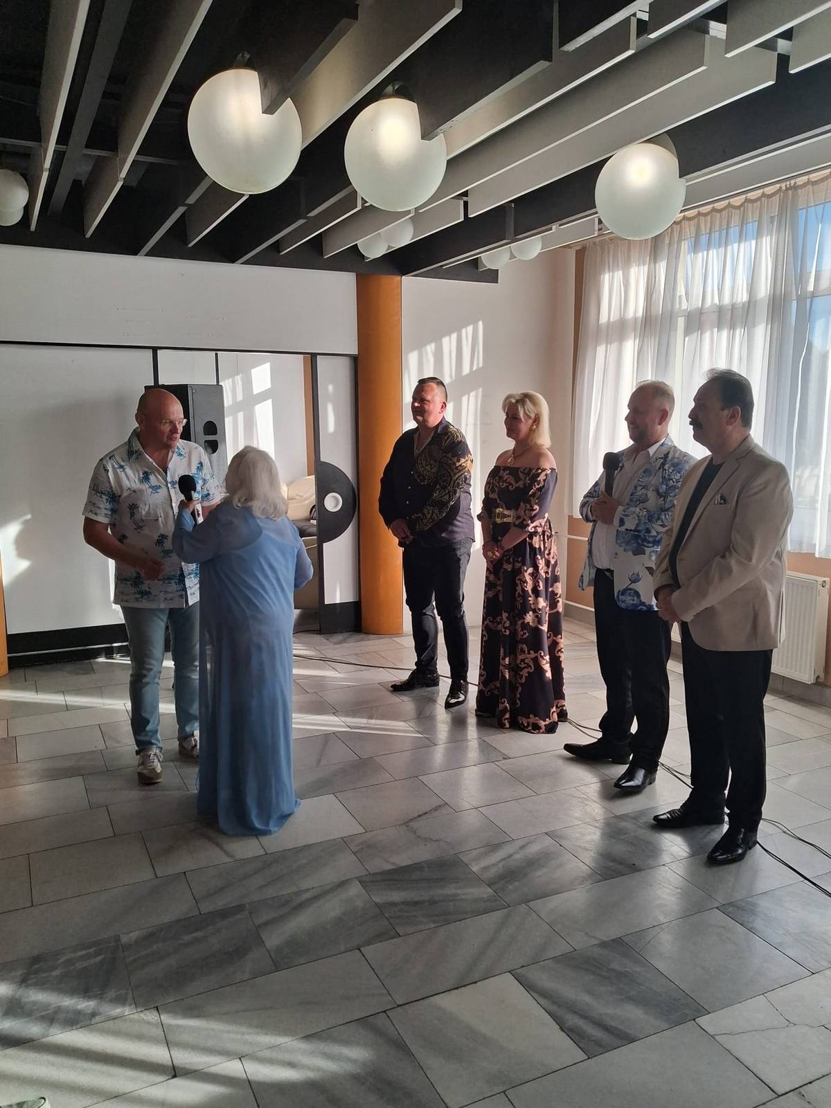 🤷♀️Marcela Laiferová neprišla...  🙌...ale Maja Velšicová sa jej zástupu zhostila profesionálne... 🎤Hitmi ako Pieseň o sivom holubovi, Jožina poď do kina a Peter Sveter rozospievala publikum, ktoré sa nechalo strhnúť jej energiou a dobrou náladu...   💐Rok 2026 je rokom jej životného jubilea, preto jej primátor mesta Miloš Mojto odovzdal gratuláciu nielen k speváckemu výkonu, ale aj k 90.tym narodeninám...   🎶Pondelkový hudobný večer s hosťami Duo Rytmus, Martin Jakubec a Stano Vitáloš sa niesol na vlne šláger hitov a uvoľnenej atmosféry...