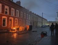 Zapálená auta v severoirském Belfastu