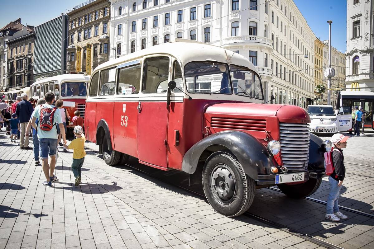 Dopravní nostalgie v rámci festivalu Ignis Brunensis oživí 13. a 14. června 2026 ulice Brna historií. V sobotu od 10 do 11 hodin proběhne výstava historických vozidel: autobusy a tramvaje budou k vidění na Masarykově ulici a náměstí Svobody, trolejbusy v Brandlově ulici a unikátní model lodi Prýgl 80 na náměstí Svobody. Od 11 do 18 hodin pak vyjedou retro vozy, jako jsou „dřevák“, T2, K2, Karosa ŠM11 či premiérově zrenovovaný trolejbus 9Tr, na zvláštní linky směřující k brněnskému výstavišti. V neděli od 13 do 18 hodin program uzavře historická tramvajová linka jezdící z náměstí Svobody k Ústřednímu hřbitovu. Podrobnosti a jízdní řády najdete na webu dopravního podniku.