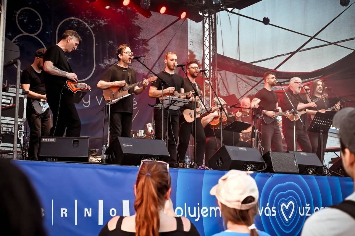 Už v sobotu nás čekají Březinské obecní slavnosti🎉 V minulém příspěvku jsme se zaměřili na to, na která vystoupení březinských organizací se můžete těšit. Pomyslnou tečkou za letošními slavnostmi bude vystoupení skupiny Ukulele Orchestra jako Brno 🎸🎶. Čeká na vás také spousta doprovodného programu a aktivit. Své prezentační stánky budou mít připravené LMŠ Dobroděj, JSDH Březina s možností vyzkoušet si základy první pomoci, SDH Březina a TJ Sokol Březina. Nahlédnout budete moci také do obecních kronik. Pro děti bude připraven skákací hrad, malování na obličej a spousta další zábavy 🤩. 📅 Sobota 13. 6. 2026 🕑 14:00 📍 Zelená plocha u sokolovny Kompletní program a více informací najdete na plakátu a webových stránkách obce.