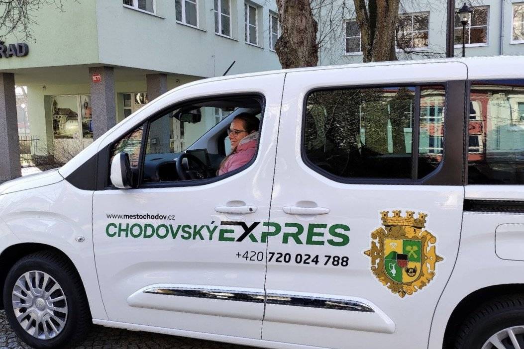 CHODOV (10. 6. 2026) - Sociální odbor v Chodově eviduje ke konci letošního května už 753 průkazů potřebných pro jízdu Chodovským expresem. V meziročním srovnání tak má tato služba o 81 potenciálních klientů více. Během května uskutečnil Chodovský expres celkem 195 jízd a najel 2 308 kilometrů. Stejně jako v předchozích měsících směřovala většina cest do Sokolova, kam expres vyrazil se seniory celkem 114 x. Následoval Chodov se 48 jízdami a Karlovy Vary, kam služba zamířila 33 x. Ani v letošním roce město nepřistoupilo ke zdražení a ceny jízdného zůstávají beze změny. Za přepravu po Chodově klienti zaplatí 30 korun, cesta do Karlových Varů nebo Sokolova stojí 50 korun. „Těší nás, že Chodovský expres využívá stále více seniorů a dalších občanů, pro které je tato služba určena. Rostoucí počet klientů potvrzuje, že má smysl,“ poznamenal starosta Chodova Patrik Pizinger.