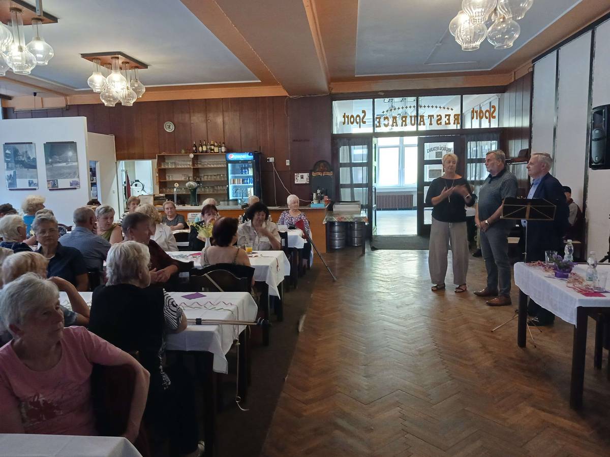 Ve čtvrtek 4. června 2026 se uskutečnilo další oblíbené "Posezení pro dříve narozené", na které si našlo cestu přibližně 80 návštěvníků. A už od prvních minut bylo jasné, že o dobrou náladu nebude nouze.   Po přivítání ze strany starosty města Mgr. Františka Lufinky, místostarosty Mgr. Ivana Mališe a vedoucí odboru sociálních věcí Bc. Evy Saskové převzal pomyslné otěže odpoledne herec Jan Šťastný. Svými veselými historkami ze života, recitací i bezprostřední debatou s publikem dokázal, že umí pobavit stejně dobře na jevišti i mimo něj. Účastníci se nebáli ptát a pan Šťastný ochotně a s humorem odpovídal na všechny zvídavé dotazy. Příjemnou atmosféru podtrhl houslový doprovod Václava Návrata a o hudbu i ozvučení se jako tradičně skvěle postaral DJ Pilka. Nechybělo ani malé občerstvení a drobný dáreček pro štěstí. Sál se po celé odpoledne nesl ve znamení smíchu, potlesku a přátelských rozhovorů. A protože dobrá hudba a dobrá nálada umí zázraky, došlo nakonec i na tanec. Zkrátka další z důkazů, že věk je jen číslo a že společně strávené chvíle mají stále své kouzlo. Děkujeme všem, kteří přišli, a těšíme se na další setkání.   Za odbor sociálních věcí Bc. Eva Sasková