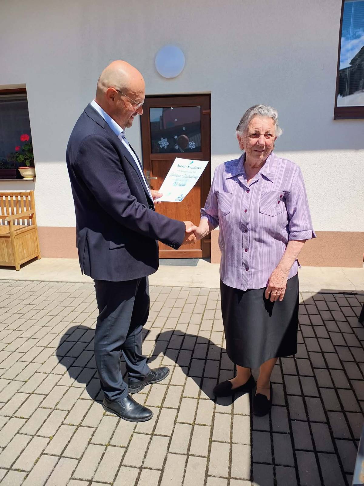 💐Juliana Vavrušová oslávila deväťdesiaty rok svojho života...  📆v stredu 20.5.2026...   🤝Pri tejto príležitosti ju navštívil primátor mesta Miloš Mojto, aby jej k životnému jubileu zaželal veľa zdravia a rodinnej pohody...  🍀Pani Juliana Vavrušová uzatvára trojicu najstarších obyvateľov v m. č. Kľúčové a do ďalších rokov jej prajeme aby mala úsmev na tvári a veľa pekných chvíľ v kruhu svojej rodiny...