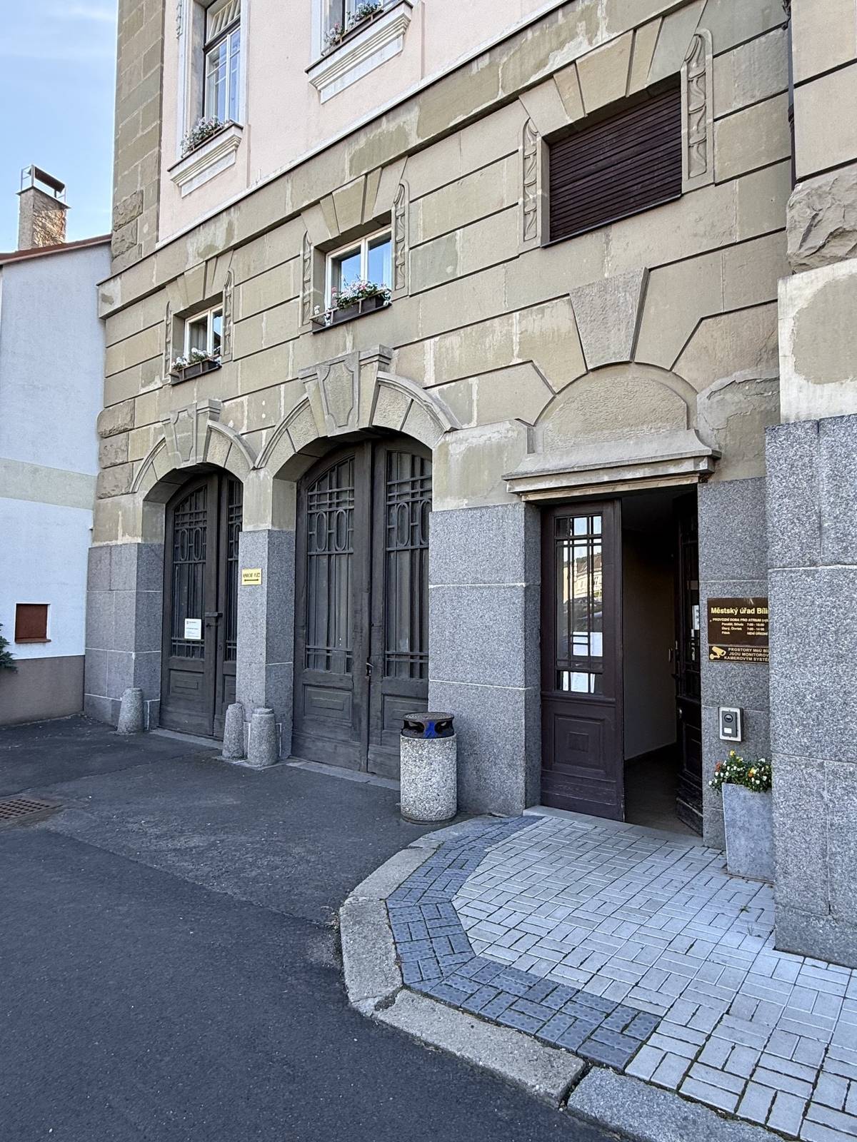 Vážení občané,    prosíme, abyste při návštěvě hlavní budovy radnice využívali boční vchod z ulice M. Majerové.     Hlavní vchod do radnice je z preventivních bezpečnostních důvodů do odvolání uzavřen. Stejně tak je dočasně uzavřen i průjezd ulicí Břežánská.     Děkujeme za pochopení.
