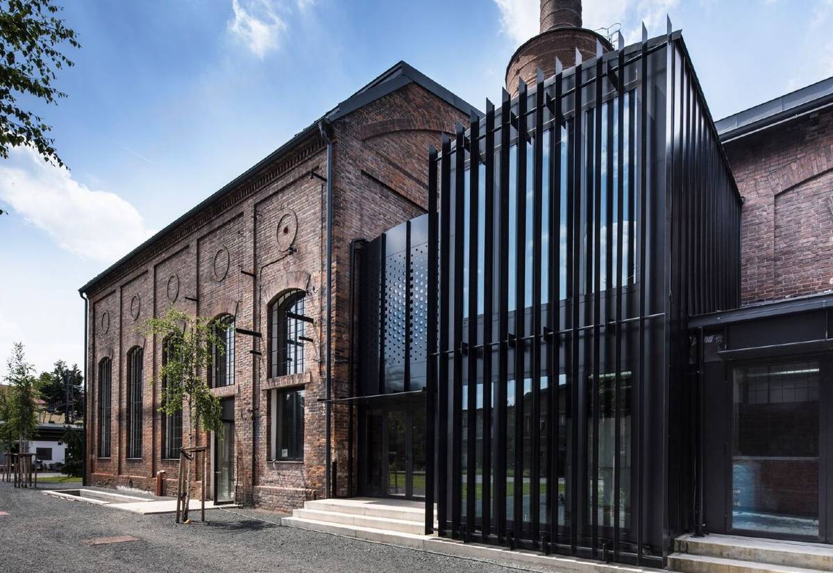 Procházka s výkladem historie a proměny z místa výroby v prostor současné kultury a galerie. Vstupné 300,– Kč/osoba