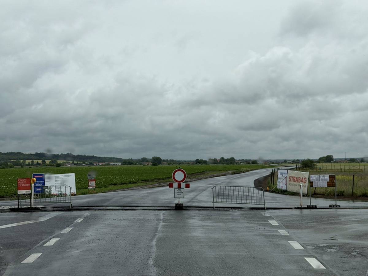 Úsek 1. etapy se blíží do cíle a do provozu bude uveden v pondělí 15.6.2026 ráno, cca mezi 7 – 8 hod. Od pondělního dopoledne tak bude umožněn průjezd všech vozidel v obou směrech od křižovatky II/331 x II/244 do Ovčár. V rámci rekonstrukce byla sjednocena šířka asfaltové vozovky na 6,5m, provedena úprava podélných a příčných sklonů, obnova příkopů, vodorovného a svislého dopravního značení. Stavební práce v rámci 1. etapy budou ukončeny o 14 dní dříve. V pondělí 15.6.2025 bude zároveň zahájena uzavírka 2. etapy, tzn. od křižovatky Kostelec x Všetaty po Chrást. Tento úsek bude ještě realizačně rozdělen do dílčích částí tak, aby byla zachována obslužnost areálů v místě stavby, nicméně objízdné trasy zůstanou v průběhu celé druhé etapy neměnné.