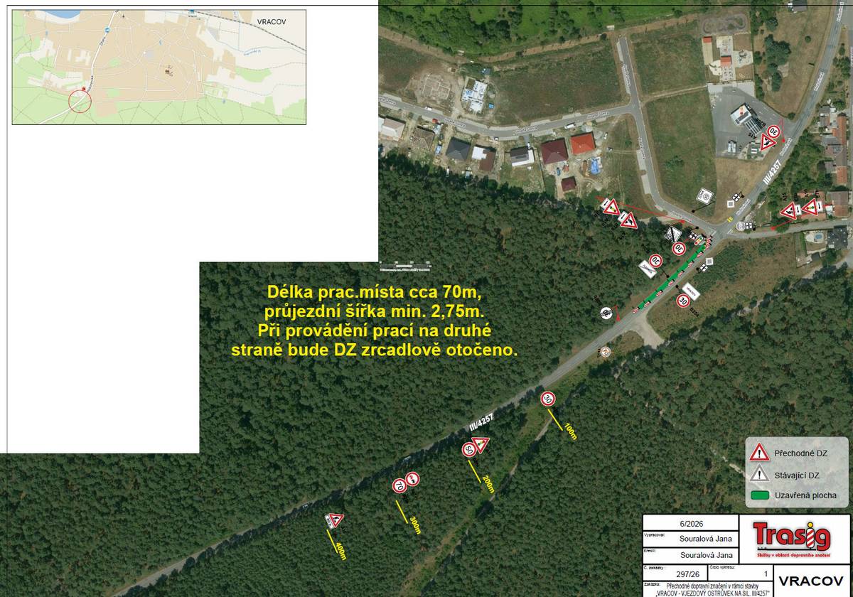 Po mnoha jednáních se podařilo dohodnout se Správou a údržbou silnic Jihomoravského kraje a na příjezdu do Vracova od Vacenovic vyroste nový vjezdový zpomalovací ostrůvek! Jeho hlavním účelem je zvýšení bezpečnosti silničního provozu a zklidnění dopravy při vjezdu do našeho města. Ostrůvek pomůže usměrnit provoz a přispěje k tomu, aby řidiči přijíždějící do Vracova dodržovali předepsanou rychlost.  Stavební práce by měly odstartovat už ve druhém prázdninovém týdnu, konkrétně 7. července. Dokončení stavby je pak plánováno přibližně na 14. srpna. Po dobu realizace bude doprava v místě vedena kyvadlově a řízena světelnou signalizací. Žádáme proto všechny řidiče o trpělivost, zvýšenou opatrnost a respektování dopravního značení.  Celkové náklady na vybudování vjezdového ostrůvku se vyšplhají přibližně na 3,1 milionu korun. Město Vracov se bude podílet na financování veřejného osvětlení a nasvícení ostrůvku částkou zhruba 230 tisíc korun.  Věříme, že tento projekt ocení nejen obyvatelé přilehlé lokality, ale i ostatní občané našeho města. Každé opatření, které přispívá ke zvýšení bezpečnosti a tím i ke zkvalitnění prostředí pro život, má svůj význam. Poděkování patří všem, kteří se na přípravě projektu podíleli. Jsme rádi, že se podařilo tento dlouhodobě připravovaný záměr posunout do fáze realizace.