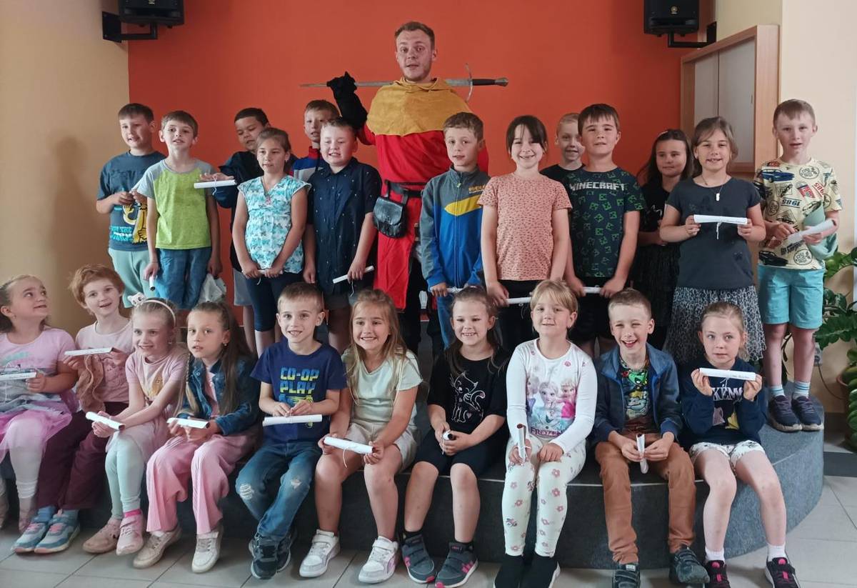Pasování prvňáčků na čtenáře proběhlo 4. června. Čtenářské úkoly zvládli všichni výborně a samotné pasování rytířem bylo pro děti neobvyklým zážitkem. Nezbývá než popřát mnoho krásných chvil s dobrou knihou...
