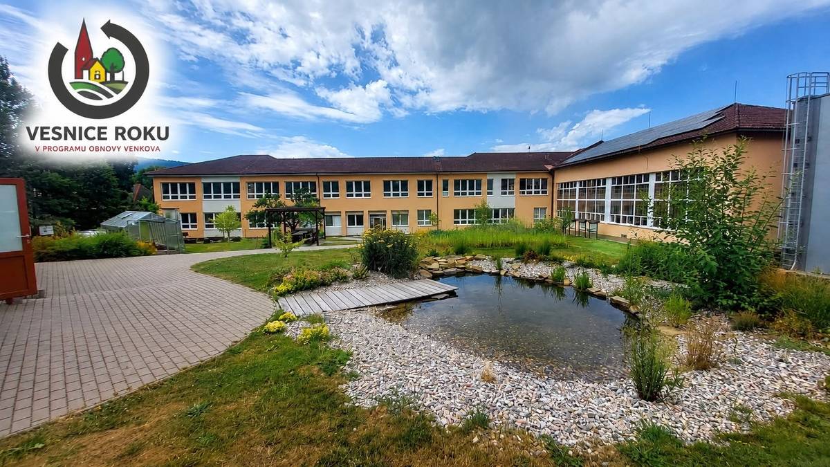 Přijďte se tuto středu od 8.30 hodin setkat na školní zahradu, kde se uskuteční příjemné sousedské setkání u příležitosti návštěvy hodnotitelské komise soutěže Vesnice roku 2026. Využijte jedinečnou příležitost potkat své sousedy, osobně se setkat s členy hodnotitelské komise a být součástí prezentace naší obce při jejím hodnocení. Těšit se můžete také na výborné zabijačkové speciality, které pro vás s péčí připravují naši myslivci.  Budeme moc rádi, když přijdete podpořit naši obec svou účastí, dobrou náladou a společně vytvoříme příjemnou atmosféru, na kterou budeme moci být hrdí. Těšíme se na vás! 😊🏡 Zdroj: Facebook obce Č. Voda