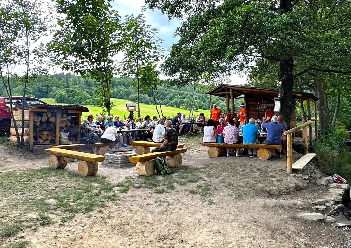 Klub seniorů Jindřichov společně s obcí Jindřichov vás srdečně zve na již tradiční opékání špekáčků U Studánky, které se uskuteční v pondělí 15. června 2026 v 15:00 hodin.