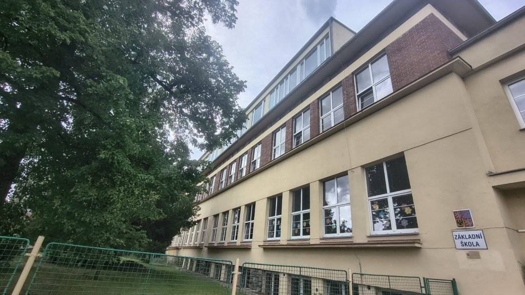 V současném vzdělávacím systému se stále více diskutuje o metodách hodnocení žáků, zejména v prvních třídách. Ještě na začátku školního roku byla povinnost zavést slovní hodnocení jasně stanovena, avšak na poslední chvíli došlo k jejímu odložení. I přesto jsme se jako tým rozhodli, že chceme tento systém zavést už v letošním školním roce a vyzkoušet ho v praxi. Slovní hodnocení by mělo poskytnout komplexnější a podrobnější zpětnou vazbu o pokrocích a výsledcích žáků než tradiční známkování. Očekáváme, že to umožní lépe vystihnout jak silné stránky, tak oblasti, které je třeba dále rozvíjet. V prvních třídách, kde začíná vzdělávací cesta, je důležité vytvořit pozitivní a motivující prostředí pro děti. Historicky jsme byli zastánci tradičního známkování, které se zdálo být jasné a přehledné. Tento přístup však ne vždy poskytoval dostatečný prostor pro detailní zpětnou vazbu o dovednostech a pokroku žáků. Přijímáme tedy výzvu zavést slovní hodnocení a stavíme se jí čelem. Přes všechny výhody slovního hodnocen si uvědomujeme značné výzvy, které s ním přicházejí. Může se stát, že budou situace, kdy pro rodiče bude adaptace na nový systém hodnocení náročná. Pochopení toho, jaké konkrétní pokroky a dovednosti jejich dítě získává, může vyžadovat čas a trpělivost, zvláště pokud jsou zvyklí na klasické známky. I my, učitelé, se budeme muset přizpůsobit novému přístupu. Slovní hodnocení vyžaduje více času na přípravu a individuální práci s každým žákem. Je důležité, abychom se jako pedagogický tým vzájemně podporovali a sdíleli zkušenosti, abychom našim žákům mohli poskytnout tu nejlepší zpětnou vazbu. Je to výzva, která si žádá trpělivost a vytrvalost, ale jsme přesvědčeni, že se nám to v budoucnu vrátí. I když cesta nebude snadná, může přinést pozitivní výsledky a obohatit nejen naše žáky, ale i nás učitele. Zavádění slovního hodnocení je příležitostí, jak posunout naše vzdělávací metody kupředu a lépe reagovat na potřeby našich žáků. Těšíme se na to, co nám tato nová zkušenost přinese, a jsme připraveni se s výzvami poprat. Slávka Lupačová, ředitelka školy