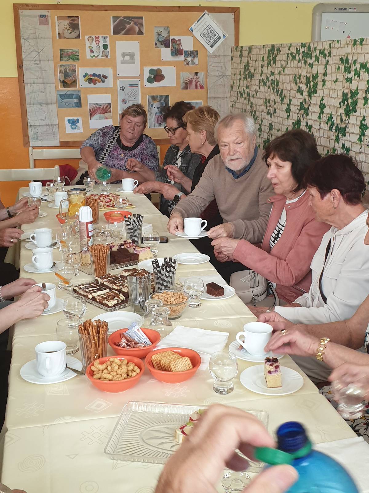 Takmer tri desiatky penzistov z Občianskeho združenia Šanec zaplnilo vo štvrtok 21.mája 2026 chodby, učebne a laboratóriá v základnej škole, ktorá si pripomenula 80. výročie odovzdania budovy „meštianky“, ako si ju pamätajú dnešní postarší návštevníci. Keďže návšteva bola vopred ohlásená, žiaci a učitelia sa na ňu dobre pripravili, po chodbách mali rozložené úlohy pre dôchodcov – matematické testy, hlavolamy zo slovenčiny, gramatické otázky, chemické zaujímavosti na mentálnu aktivitu a v školskej dielni si mohli precvičiť svoje manuálne zručnosti. Piataci pod vedením pani učiteľky Zacharovej zabavili a rozosmiali zaplnenú triedu rozprávkou „Ako ťahal dedko repku“. Na vtipné predstavenie nadviazal veľmi dobre pripravený filmový dokument spracovaný kolektívom učiteľov k výročiu školy. A aby neboli dôchodcovia iba pasívnymi prijímateľmi, mnohí sa presunuli do tried, kde sa ocitli pod paľbou otázok zvedavých školákov. A tí často neveriacky prijímali informácie o tom, ako fungovala škola v časoch ich detstva, o vybavení kabinetov pomôckami, vyučovacích predmetoch ale aj metódach výchovy často založených na miernych fyzických trestoch. Pred ukončení viac ako dvojhodinového programu pripravili školáci dôchodcom bohaté občerstvenie, ktoré sami nielen naservírovali, ale aj navarili a upiekli. Ďakujeme pani riaditeľke školy, kolektívu učiteľov a žiakom za príjemne a poučne strávené dopoludnie, my sme si odniesli veľa, veríme, že aj žiaci si čo to zapamätali a budú porovnávať...... Ladislav Piovarči