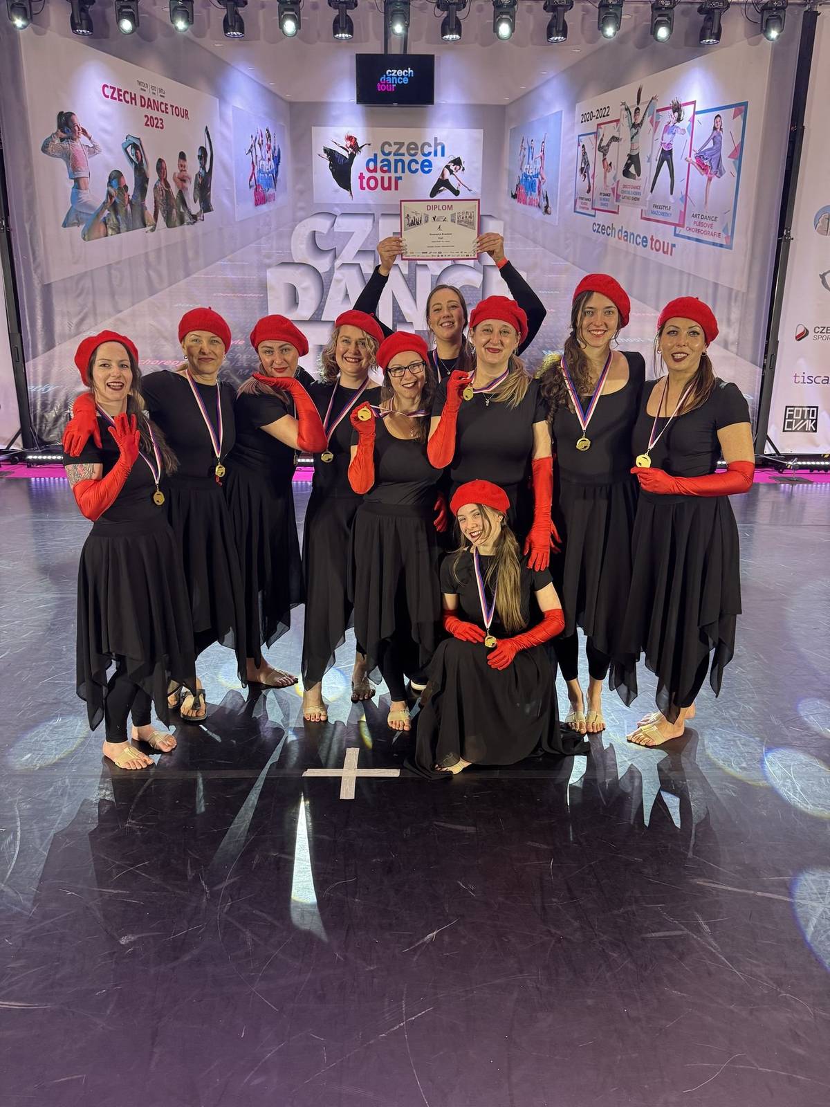 Jarní měsíce roku 2026 byly pro tanečnice z Resonance Broumov mimořádně úspěšné. Na soutěžích po celé České republice reprezentovaly Broumov hned čtyři choreografie. Duo Stíny zatančily Emílie Rojkovičová a Magdalena Anna Indra, sólovou choreografii Má zpověď představila Michaela Vojtěchová, dětské trio Trojčátka zatančily Amálie Matoušová, Ella Matoušová a Isabell Týfová a skupina maminek se představila s choreografií Piaf, inspirovanou životem a osobností Édith Piaf. Během jarní sezóny si všechny choreografie odvezly řadu krásných umístění a zároveň přinesly mnoho cenných zkušeností. Sezónu zahájila účast na soutěži Best World Dance Group ve Slaném, kde si duo vytančilo 2. místo a sólová choreografie získala 1. místo. Významných úspěchů dosáhla také skupina maminek Resonance Broumov s choreografií Piaf. Na soutěži Czech Dance Cup v Chrudimi získaly 2. místo, následně na Czech Dance Tour zvítězily a odvezly si zlaté medaile. Úspěšné byly i na soutěži Hronovské jablíčko, kde choreografie Piaf získala 1. místo. Dalšího ocenění dosáhly maminky také na soutěži B-Movez Cup ve Vlašimi, odkud si odvezly krásné 3. místo. Právě během soutěžní sezóny se ukázalo krásné propojení generací, kdy na tanečních akcích vystupovaly maminky i jejich děti, navzájem si fandily, podporovaly se a společně sdílely radost z pohybu. Velkou radost přinesla také soutěž B-Movez Cup ve Vlašimi. Duo Stíny získalo 1. místo, Michaela Vojtěchová zvítězila se svou choreografií Má zpověď a dětské trio Trojčátka obsadilo 3. místo. Trojčátka, postavená na spontánnosti, dětské hravosti a radosti z pohybu, následně zazářila také na soutěži SD CUP v Pardubicích, kde získala 1. místo. Na stejné soutěži obsadilo duo Stíny rovněž 1. místo a Michaela Vojtěchová vybojovala ve své kategorii krásné 3. místo. Vrchol celé sezóny přišel na konci května, kdy se Emílie Rojkovičová a Magdalena Anna Indra s choreografií Stíny probojovaly až do finále Mistrovství České republiky Czech Dance Masters v Praze. V silné konkurenci tanečníků z celé republiky si vytančily vynikající 3. místo. Už samotná účast ve finále byla pro děvčata velkým oceněním jejich celoroční práce, píle a odhodlání. Všechny soutěže však nebyly pouze o medailích. Přinesly také možnost sledovat práci ostatních tanečníků a choreografů, poznávat nové přístupy k tanci a čerpat inspiraci pro další tvorbu. Právě tato setkání, sdílení zkušeností a vzájemná podpora mezi tanečníky vytvářejí prostředí, ve kterém mohou mladí lidé růst nejen jako umělci, ale také jako osobnosti. Děvčatům se během celé sezóny věnovala Barbora Hovorková, která je připravovala na soutěžní vystoupení a vedla je k radosti z pohybu, vzájemné spolupráci i hledání vlastního tanečního projevu. Dosažené úspěchy jsou výsledkem jejich píle, pravidelné práce a odhodlání, ale také podpory rodin a blízkých, bez níž by podobné úspěchy nebyly možné. Velké poděkování patří také našim sponzorům – obci Hejtmánkovice, společnosti AZA nábytek a společnosti EDUMED s.r.o., jejichž podpora nám pomáhá vytvářet podmínky pro rozvoj tanečních aktivit a účast na soutěžích. Resonance Broumov