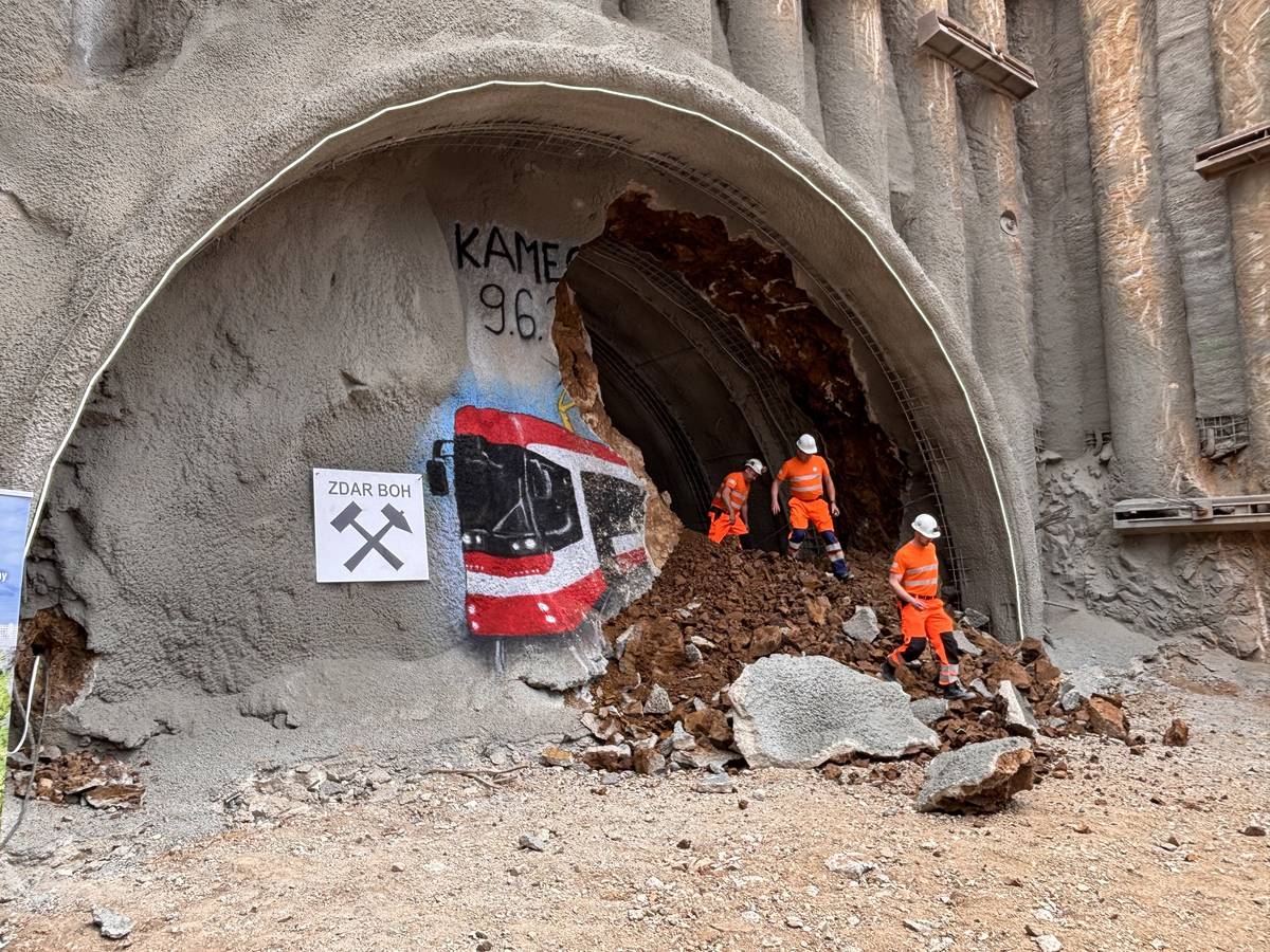 Dopravní podnik města Brna dosáhl dalšího zásadního milníku ve výstavbě tramvajové trati na Kamechy, kde byl úspěšně proražen tunel. Stavební práce, které trvaly 115 dní, si vyžádaly 105 odstřelů a odtěžení 40 tisíc tun horniny. Pro město jde o významný technický úspěch, protože se jedná již o třetí tramvajový tunel vybudovaný v Brně v krátkém časovém sledu. Práce na dokončení a technologickém vybavení tunelu budou nadále pokračovat. V létě začnou dělníci před smyčkou Ečerova stavět tramvajovou trať. Nové tramvajové spojení centra se sídlištěm Kamechy začne fungovat na konci roku 2027.