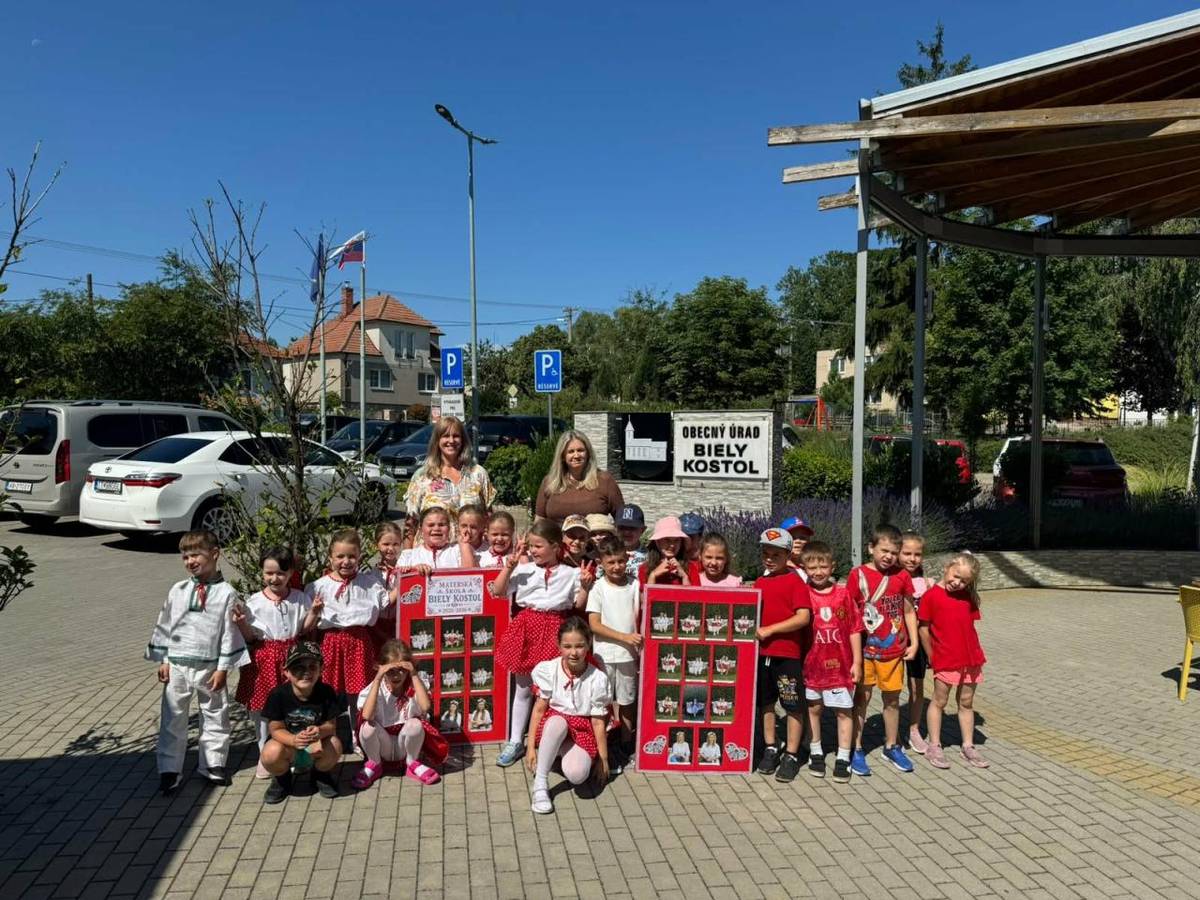 Dnes obecný úrad navštívili deti z materskej školy a potešili nás nádherným folklórnym pásmom a zaspievali nám tradičné „Letečko“.   Pani starostka deti s radosťou privítala a za skvelý výkon ich čakala zaslúžená odmena a malé občerstvenie.