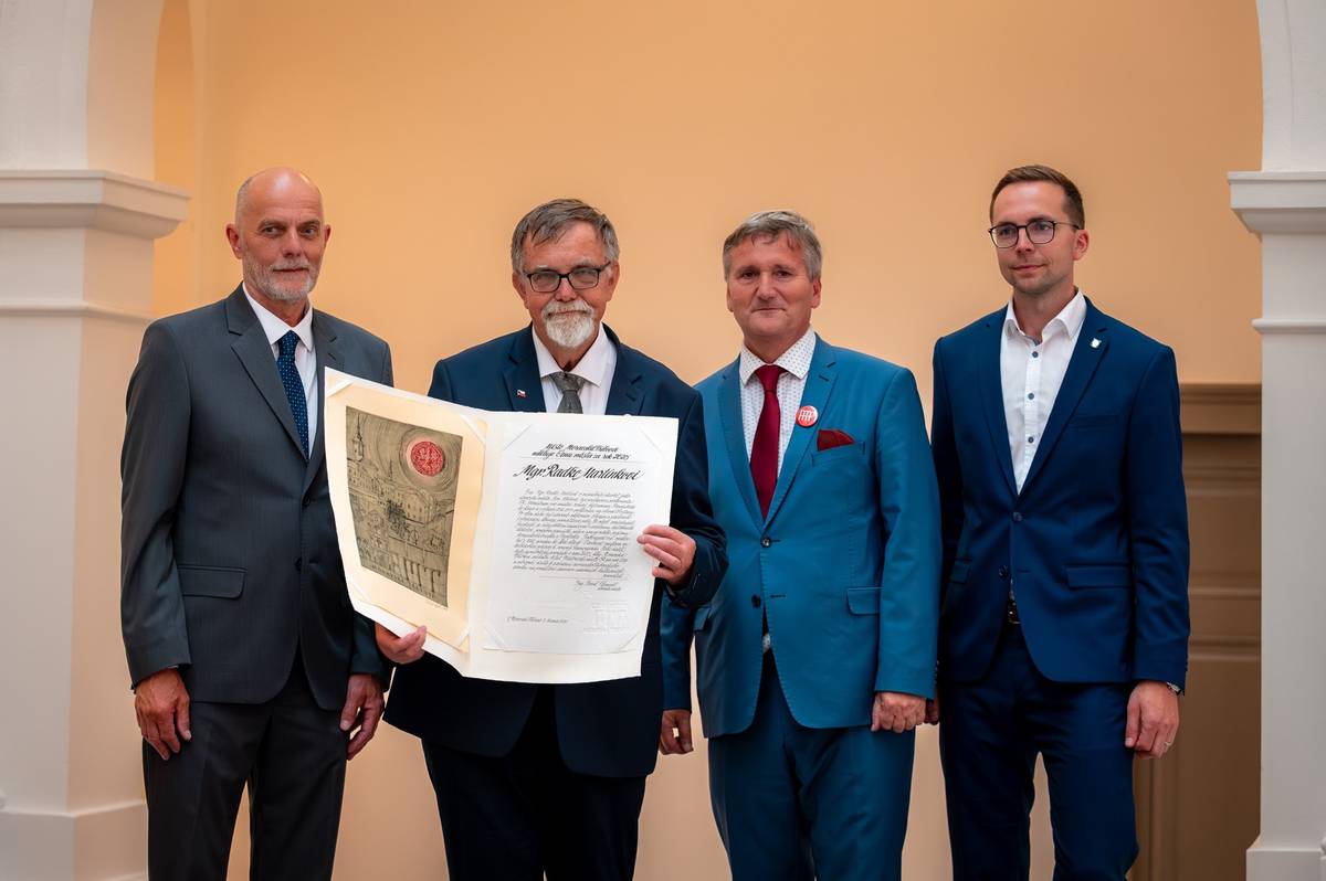 Dne 5. června proběhlo ve dvoraně nově otevíraného muzea v Moravské Třebové slavnostní předání Ceny města za rok 2025. Toto prestižní ocenění bylo zástupci vedení města předáno Mgr. Radko Martínkovi za jeho celoživotní práci na poli obnovy a péče o historické památky města Moravská Třebová. více k tématu ➡️ Cena města v rukou Mgr. Radko Martínka - Moravská Třebová