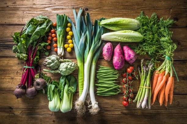 Zelenina Juvita Uherský Brod bude ve čtvrtek 11.6. od 13:00 do 13:15 h, prodávat jahody 89 Kč/kg, nové brambory ze Znojma 24 Kč/kg, květák, meruňky, česká rajčata, okurky, papriky, nový česnek, cibuli a další ovoce a zeleninu.  Dále nabízí žampiony, hlívu ústřičnou a med.