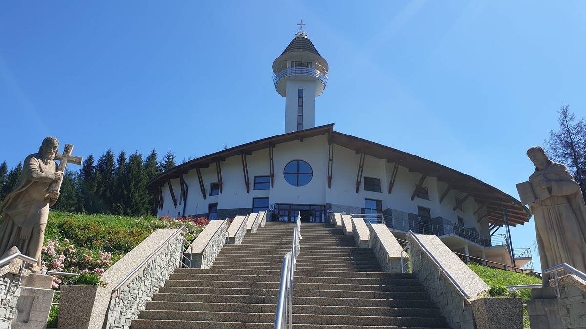 JDS MO Nižný Hrušov organizuje v dňoch 9. a 10. septembra 2026 zájazd na pútnické miesto Turzovka a do Kláštora Skalka pri Trenčíne. Cena zájazdu je 90 eur na osobu. V cene je zahrnuté cestovné, ubytovanie a obed. Záujemcovia sa môžu prihlásiť u pani Burašovej najneskôr do 4. septembra 2026, ktorá zároveň poskytne podrobnejšie informácie o zájazde.