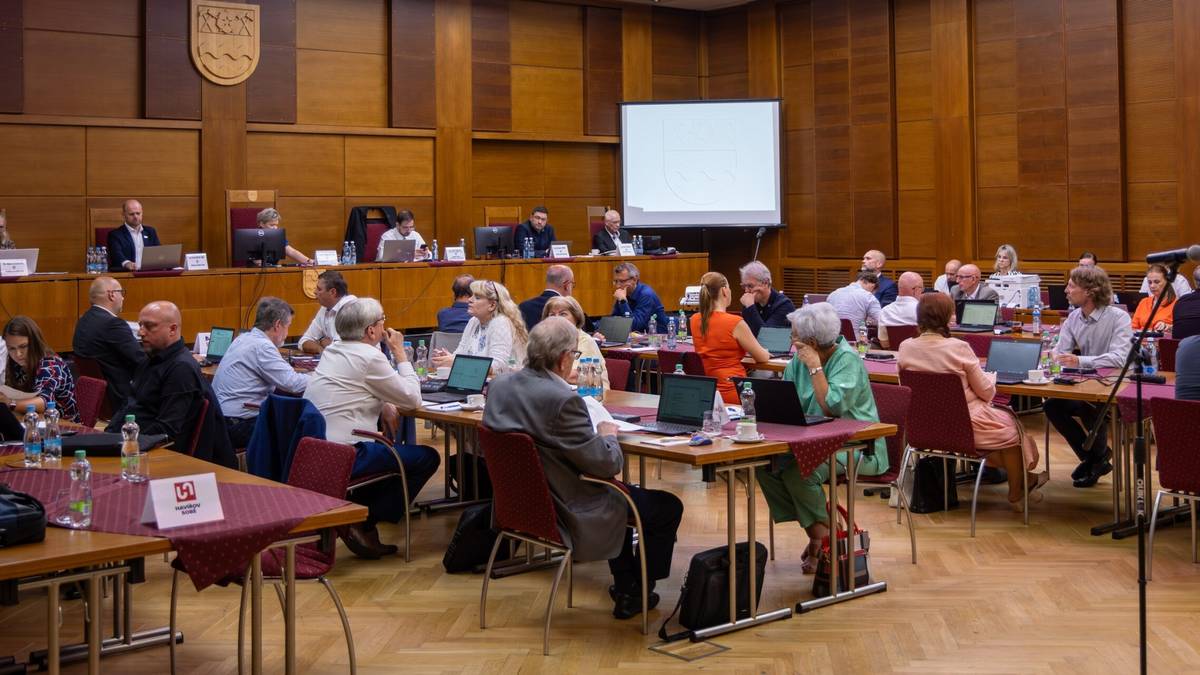 Zastupitelé Havířova na svém 20. zasedání schválili několik důležitých materiálů, které se týkají rozvoje města, školství i kvality života obyvatel. Jedním z projednávaných bodů bylo pojmenování nové ulice vznikající v souvislosti s výstavbou rodinných a bytových domů v Bludovicích. Zastupitelé vybírali z několika návrhů, mezi nimiž byly názvy Járy Cimrmana, Oty Zaremby nebo Zámecká. Nakonec schválili název Nad Kostelem, který navazuje na charakter lokality a soustavu okolních ulic spojených s Kostelem sv. Markéty, významnou dominantou této části města. Schváleno bylo také vyhodnocení Koncepce rozvoje školství města Havířova na období 2022–2030 za rok 2025. Město průběžně sleduje naplňování stanovených cílů v oblasti předškolního a základního vzdělávání, rozvoje školských zařízení i související infrastruktury. Vyhodnocení potvrdilo pokračující rozvoj havířovských škol, zároveň však upozornilo na výzvy, které bude nutné řešit v dalších letech. Mezi ně patří zejména demografický vývoj, změny ve financování nepedagogických pracovníků, rostoucí požadavky na podpůrná opatření pro žáky a potřeba dalšího rozvoje digitálního a technického vybavení škol. Zjištěné poznatky budou zapracovány do aktualizace koncepce a následných opatření připravovaných pro další období. Zastupitelé se rovněž zabývali modernizací školní jídelny Základní školy Marie Kudeříkové. Připravované úpravy povedou ke zkvalitnění zázemí a výdeje stravy, větší samostatnosti dětí, plynulejšímu provozu a omezení plýtvání potravinami. Na základě upřesnění rozpočtu bylo schváleno také odpovídající přenastavení financování projektu, přičemž samotný rozsah plánované modernizace zůstává zachován. Součástí jednání byla také nová obecně závazná vyhláška zaměřená na regulaci hlučných činností na území města. Jejím cílem je omezit negativní dopady používání zábavní pyrotechniky a hlučných strojů či zařízení na kvalitu života obyvatel. Připravovaná pravidla mají přispět k většímu klidu v obytných částech města a posílit ochranu obyvatel před nadměrným hlukem. Schválené body potvrzují pokračující snahu města investovat do rozvoje veřejného prostoru, kvalitního vzdělávání a opatření, která přispívají ke spokojenějšímu a komfortnějšímu životu obyvatel Havířova. https://havirov-city.cz/aktuality/zastupitele-schvalili-nazev-nove-ulice-bludovicich-podporili-rozvoj-skolstvi-opatreni-proti-hluku