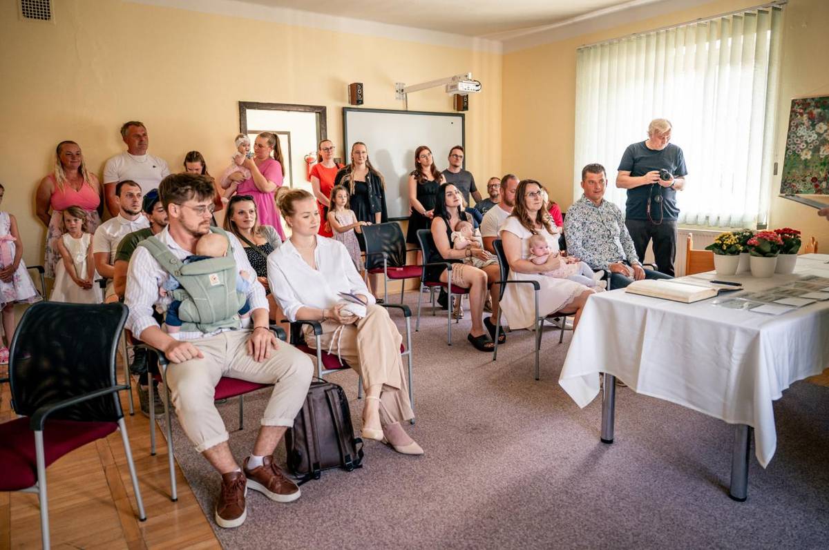 Dne 7. června 2026 se konalo v Jestřabí Lhotě Vítání občánků. Děti z Mateřské školy pod vedením paní ředitelky Romany Balounové předvedly krásný úvod. Po projevu starosty a podpisu do pamětní knihy následovalo tradiční fotografování, které zajistila paní fotografka Adéla Tauscherová.
