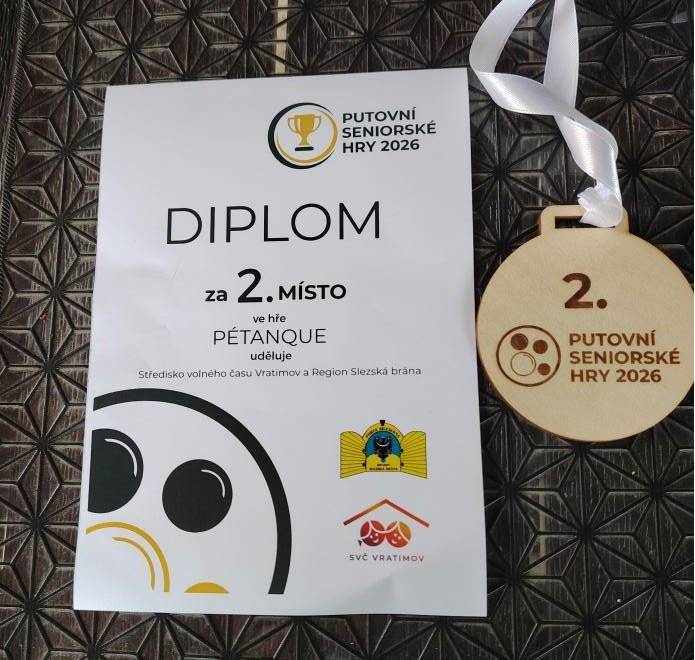 Dne 9. 6. 2026 se v Paskov uskutečnilo další kolo oblíbených Putovních seniorských her, tentokrát v disciplíně petanque. Naši senioři se mezi účastníky z celkem 16 obcí rozhodně neztratili a vybojovali nádherné 2. místo! K vítězství chyběl jen malý krůček – výkon našeho týmu byl skvělý a do poslední chvíle bojoval o příčku nejvyšší. Děkujeme našim reprezentantům za vzornou reprezentaci obce, sportovní nasazení a skvělou atmosféru, kterou do soutěže přinesli. Gratulujeme k úžasnému výsledku a přejeme mnoho dalších úspěchů v dalších disciplínách Putovních seniorských her!  Putovní seniorské hry budou pokračovat dalším setkáním, které se uskuteční 25. 8. 2026 v Pražmě. Tentokrát se účastníci utkají ve venkovních hrách.