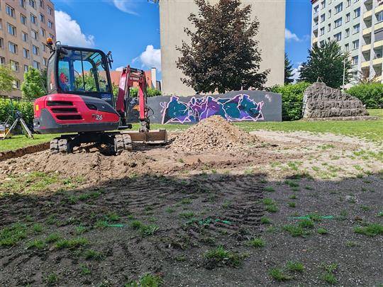Na sídlišti Zahradní v bezprostřední blízkosti stávajícího dětského hřiště právě odstartovala výstavba nového moderního parkourového hřiště! Pokud máte rádi překonávání překážek, máte se na co těšit!