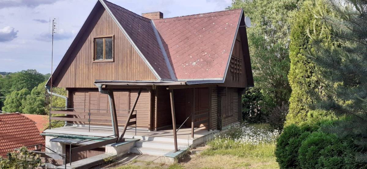 Více informací: Zastavěná plocha chaty je 62 m2, pozemek 500 m2 s přímým vstupem z přilehlé cesty. Voda vlastní na pozemku - studna, kanalizace - septik, topení pouze v přízemí - lokální kamna + krb - dřevo. Zděné spodní patro (suterén) - garáž+4x sklep, přízemí - obývací pokoj, předsíň, koupelna+WC, kuchyňský kout, první patro - 3x ložnice. Více informací na telefonu: 606 515 155.