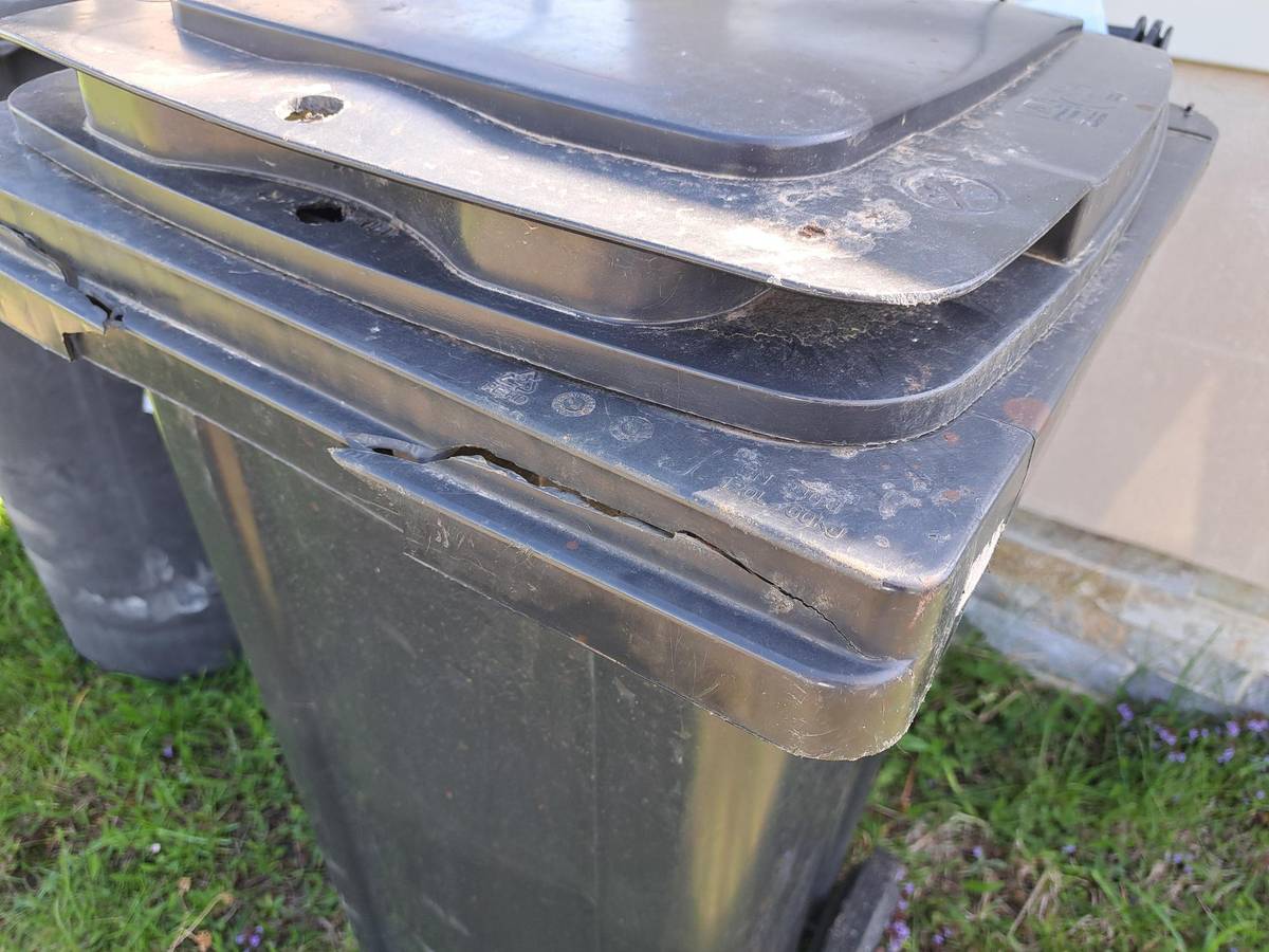 Vážení občané, vzhledem k množství reklamací ve věci poškození plastových nádob na odpady 120 l a 240 l při vysypávání směsného komunálního odpadu, sděluje svozová společnost SMOLO CZ, s.r.o., že interním šetřením byly zjištěny tyto skutečnosti: 1️⃣U většiny reklamací bylo zjištěno, že nádoby, které byly poškozeny (prasklá těla nádob, oštípané okraje nádob apod. viz foto v příloze) tak neodpovídají našim povětrnostním a klimatickým podmínkám (přes léto teploty + 30 °C a v zimě teploty i pod – 15 °C), nebo tloušťka stěn u těchto nádob je nedostatečná. 2️⃣Plast u těchto nádob časem degraduje, nádoba se stává křehkou a dochází k praskání těla nádoby, oštípávání okrajů, případně k utržení víka. 3️⃣Nádoby mohou být také občany přetěžovány (nosnost nádoby 120 l je 48 kg, nosnost nádoby 240 l je 95 kg) a ve spojitosti s nevhodnou nádobou může dojít k výše uvedeným poškozením. 4️⃣Tyto nádoby nějakou dobu vydrží, ale životnost těchto nádob se potom rapidně zkracuje např na 5-8 let od data výroby. 5️⃣Nádoby, které si občané kupují sami tak jsou buď z kamenných nebo internetových obchodů a často jsou od bezejmenných výrobců, nebo výrobců se kterými se často setkáváme při reklamacích viz firma PlasticGogič ze Srbska (foto v příloze). 6️⃣Svozový vůz KUKA, který společnost SMOLO CZ používá jsou vybaveny standardními vyklápěči nádob (ve většině případů plně automatickými). Někdy se bohužel stává to, že odpad nejde vysypat (je v nádobě upěchován) a obsluha musí nádobu i víckrát zvednout nebo musí s vyklápěčem i několikrát škubnout, aby se odpad z nádoby vysypal, čímž může také dojít k poškození nádoby obzvlášť když je nevhodná nádoba.   🙏Doporučení pro občany a obce: 👍Nákup nádob na SKO od renomovaných výrobců např. ELKOPLAST, SULO, MEWA TEC, kdy nádoby jsou určeny pro náš trh, pro naše povětrnostní klimatické podmínky, je dostatečná tloušťka stěn u těchto nádob a jejich životnost od data výroby se pohybuje od 10 do 15 let. 👍Kvalitní nádoby si můžete také zakoupit u obce, kdy je k dispozici plastová nádoba o objemu 120 l za cenu 800 Kč a plechová nádoba o objemu 110 l za cenu 1300 Kč. ❗Pokud občané budou používat nevhodné nádoby, tak nebudou moci požadovat náhradu za poškozenou nádobu a na případné reklamace nebude brán ze strany SMOLO CZ zřetel❗
