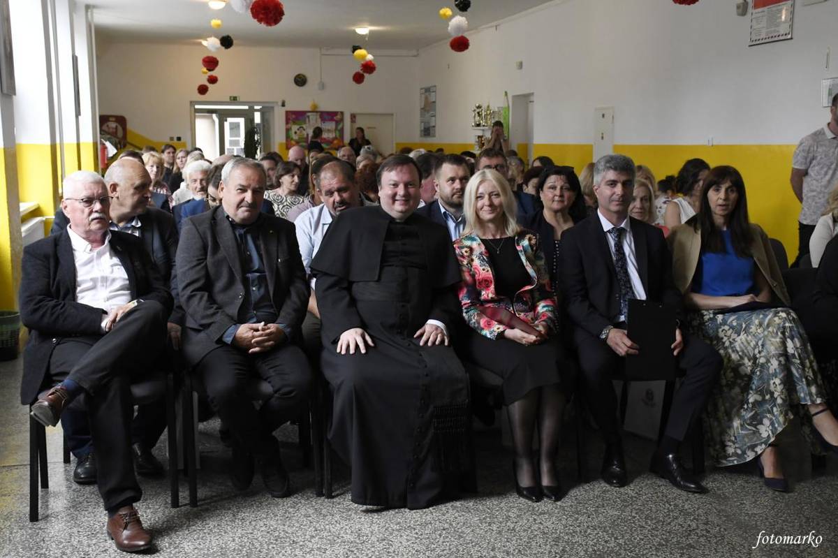 Pri príležitosti 60. výročia otvorenia komplexu budov, kde sídli Základná škola Nová Ves nad Žitavou, sme slávnostne prestrihli pásku novej prístavby 3 tried školského klubu detí, financovaného z Programu Slovensko, sprostredkovateľský orgán MIRRI