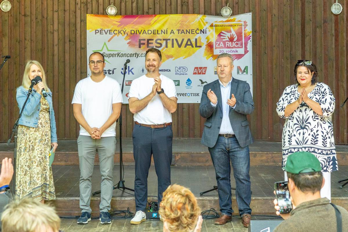 V sobotu žily Městské sady v Ústí nad Labem radostí, hudbou, tancem i divadlem. Festival handicapovaných umělců opět ukázal, jak silné je propojení lidí napříč bariérami. 🤝  ✨ Na pódiu zazářila Heidi Janků, skvělou atmosféru doplnil Klaun Fíla i Hartigo Shš, svou práci ukázali psovodi Městská policie Ústí nad Labem a celým dnem nás provedla Hana Hejlová.  🎈 Nechyběl bohatý doprovodný program – soutěže, skákací hrady, malování na obličej, fotokoutek, živá zvířata a spousta dalších aktivit pro malé i velké.  🙏 Děkujeme všem vystupujícím, návštěvníkům, partnerům i organizátorům, že společně vytvořili nezapomenutelný den.  💬 Jak se vám letošní ročník líbil? Podělte se o své dojmy!
