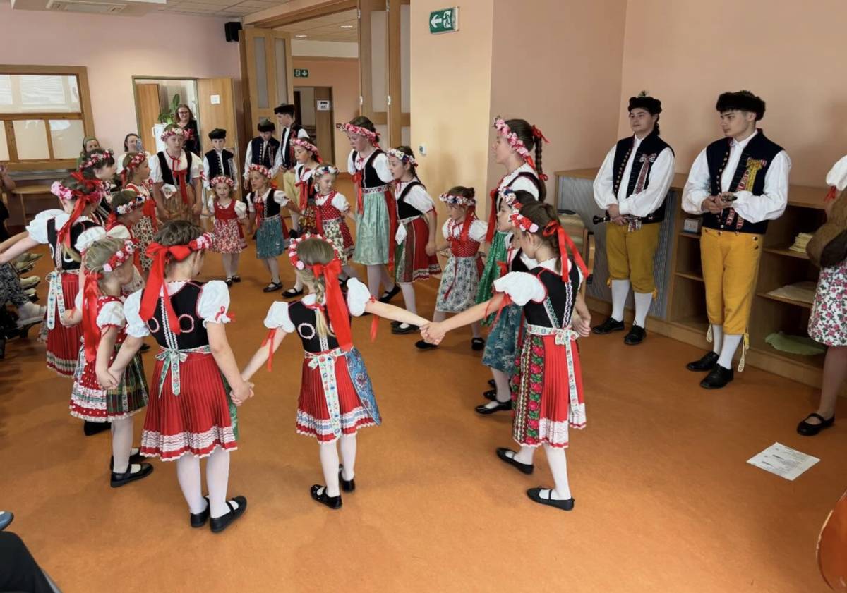 Dětský soubor Postřekov navštívil ve čtvrtek 14. května Centrum sociálních služeb Domažlice, kde svým vystoupením potěšil místní seniory.
