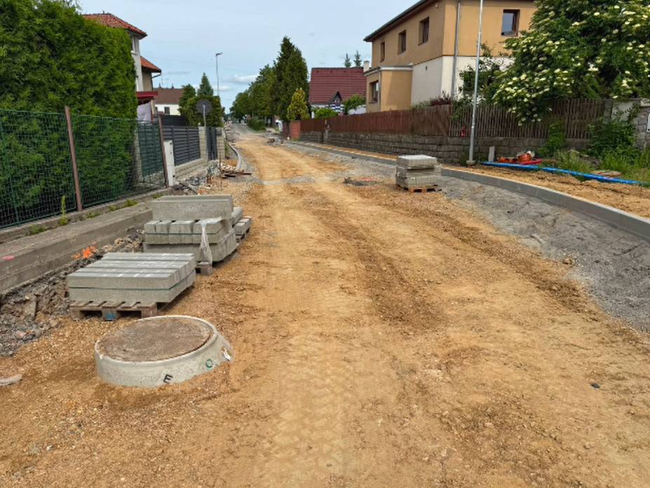 Oprava Hlavní:  Během 12. Stavebního týdne pokračovaly práce především v prostranství návsi, u Zvoničky a přesouvaly se na Hlavní do prostoru před bytovkami.