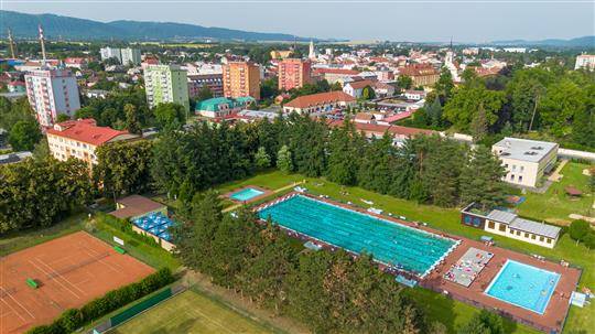 Letní sezóna je za dveřmi a spolu s ní se otevírá i městské koupaliště, které každoročně láká k příjemnému osvěžení místní i návštěvníky města. Brány areálu se veřejnosti otevřou v sobotu 13. června, provoz potrvá až do 31. srpna.