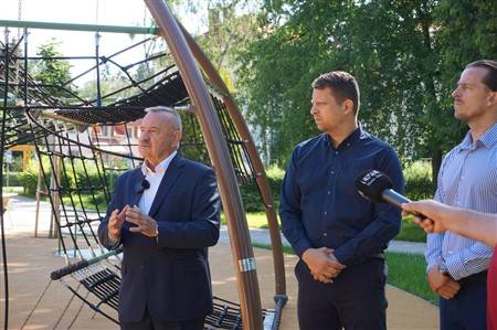 Park P. O. Hviezdoslava mal byť po rozsiahlej revitalizácii už niekoľko týždňov pripravený slúžiť verejnosti. Napriek opakovaným prísľubom zhotoviteľa a viacerým výzvam zo strany mesta však práce stále nie sú ukončené. Mesto Martin odmieta prevziať stavbu, ktorá nespĺňa požadovanú kvalitu a obsahuje desiatky nedorobkov.