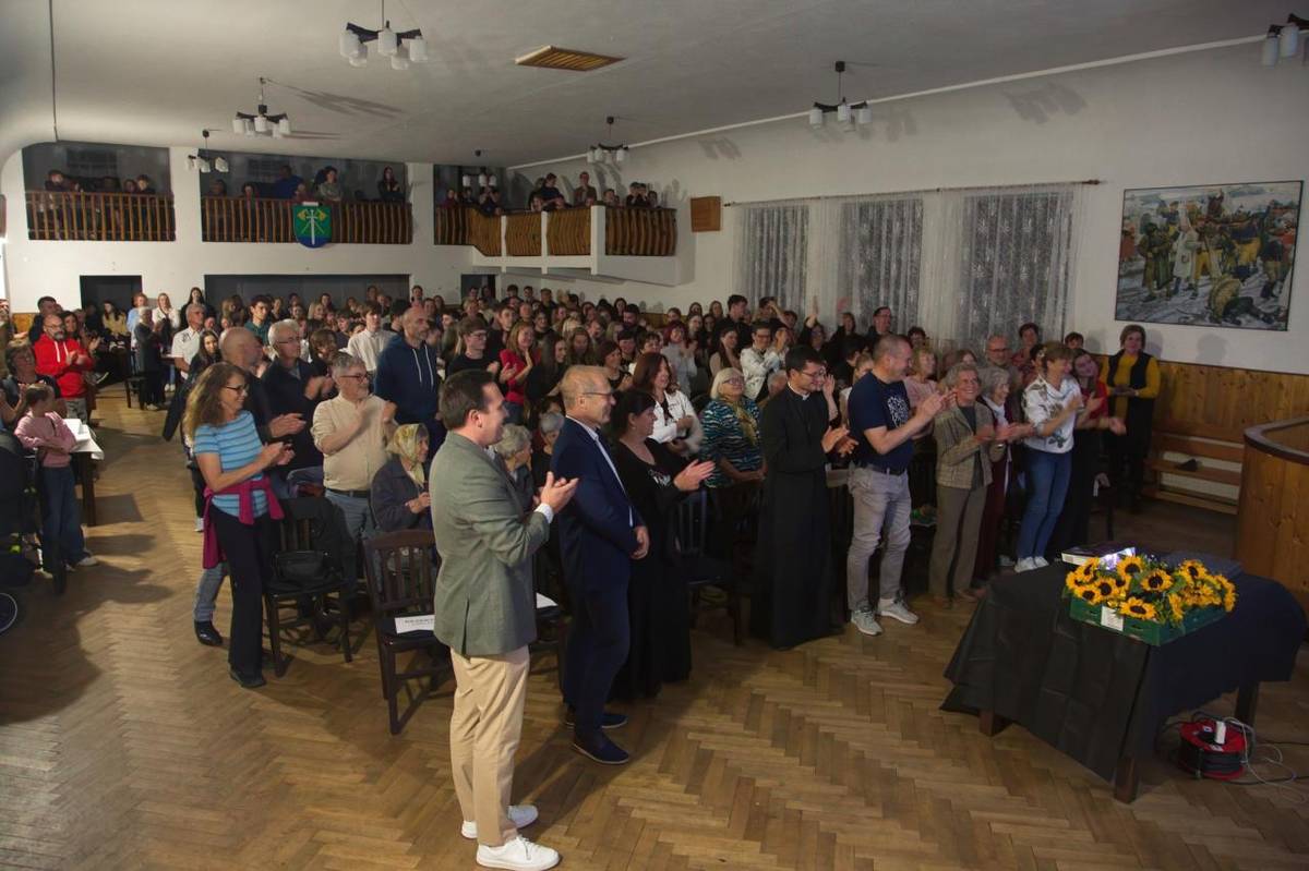 V sobotu 16. května se Obecní sál stal místem výjimečné kulturní události. Uskutečnila se zde slavnostní premiéra krátkometrážního dokumentu Postřekovský masopust.