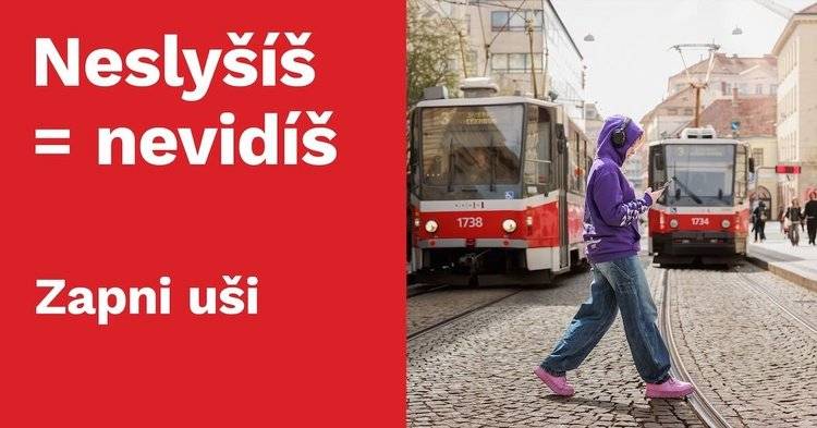 Sluchátka v uších, telefon v ruce nebo kapuce přes hlavu výrazně snižují schopnost vnímat dění kolem. Právě to patří mezi nejčastější rizikové situace chodců v městském provozu, kde se pohybují tramvaje a autobusy. Tramvaj může vážit přibližně 40 tun a běžně jezdí rychlostí 30–50 km/h (cca 8–14 m/s). Pokud řidič vstoupí do dráhy chodce, potřebuje k zastavení desítky metrů. Na mokré nebo namrzlé trati je brzdná dráha ještě delší. Oproti autu navíc tramvaj nemá možnost vyhnout se překážce. Nová městská informační kampaň cílí především na mladší chodce, kteří často používají sluchátka a mobilní telefon při chůzi. Tím výrazně klesá jejich pozornost i schopnost reagovat na okolní provoz. Na stránkách brnoinmotion.cz/zapni-usi jsou k dispozici další informace i interaktivní kvíz o ceny (tři notebooky). Zapojit se lze do konce června. Základní doporučení pro bezpečný pohyb ve městě  Při přecházení komunikace odložte sluchátka nebo výrazně snižte hlasitost. Aktivní vnímání okolí může předejít nehodě. Nepřecházejte automaticky známé trasy – rutinní chování snižuje pozornost. Nevstupujte do prostoru mezi tramvaje ani těsně před či za ně. Řidič vás může snadno přehlédnout. Tramvaj má vždy přednost, a to i na přechodu či při zelené pro chodce. Vždy se proto důkladně rozhlédněte. V zimních měsících zhoršuje viditelnost šero – reflexní prvek může zásadně zvýšit bezpečnost. Nejvíce nehod s chodci se dlouhodobě stává v pondělí – v tento den je vhodné dbát zvýšené opatrnosti.