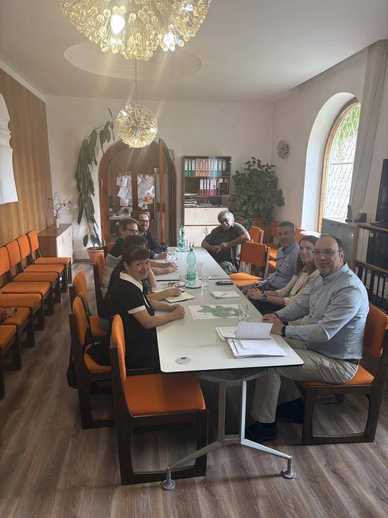 Minulý týždeň u nás na obecnom úrade prebehlo dôležité pracovné rokovanie za účasti prednostu Okresného úradu Senec Ing. Dušana Hudeca, zástupcov pozemkového a lesného odboru a zhotoviteľa spoločnosti HRDLIČKA – SLOVAKIA s.r.o.