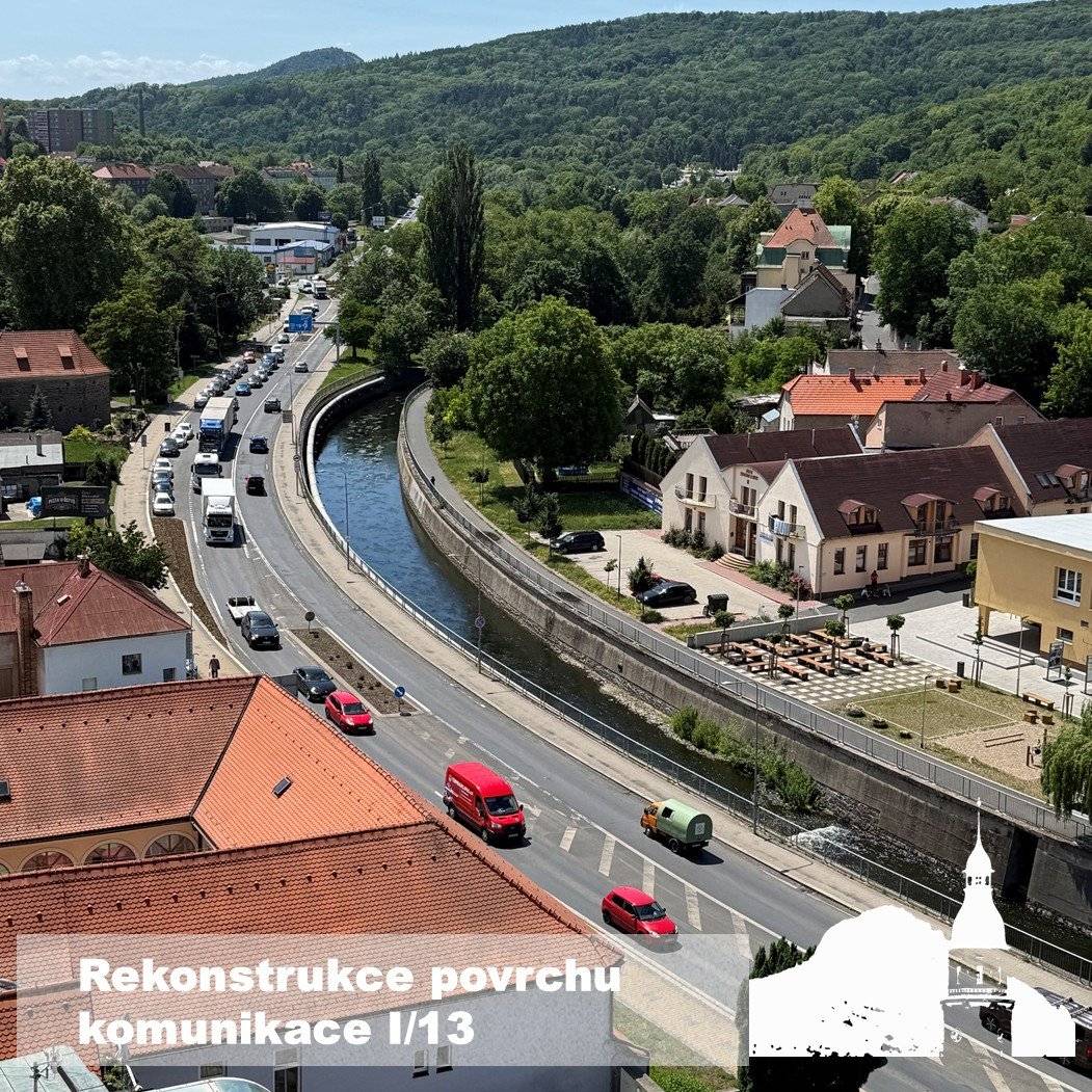 Vážení občané, od 20. června do 31. července 2026 má Ředitelství silnic a dálnic povoleno provádět rozsáhlé rekonstrukce povrchu komunikace I/13, a to od kruhového objezdu U Lidlu, po kruhový objezd u prodejny Albert. Práce budou rozděleny do několika etap a přinesou dočasná dopravní omezení a změny v organizaci dopravy. Pro tranzitní dopravu budou vyznačeny objízdné trasy. Termín do 31. července 2026 je včetně rezervy s ohledem na případné nepříznivé klimatické podmínky. Níže u jednotlivých etap však uvádíme termíny, které ŘSD a zhotovitel předpokládají v případě standardního průběhu. Není v zájmu zhotovitele ani ŘSD termíny prodlužovat. Uvědomujeme si, že rekonstrukce průtahu I/13 představuje výrazný zásah do organizace dopravy v Bílině a dočasně přinese řadu omezení pro řidiče i cestující veřejnou dopravou. Jsme rádi, že po mnoha letech urgencí města přistoupilo ŘSD k této opravě. Oprava této vytížené komunikace je však nezbytná a přispěje ke zvýšení bezpečnosti i komfortu dopravy v našem městě. Děkujeme všem občanům za trpělivost, ohleduplnost a pochopení během realizace stavby. Oprava je nutná kvůli opotřebenému povrchu vozovky a trhlinám, které byly zjištěny při diagnostickém průzkumu. Práce budou spočívat zejména v odfrézování stávajících asfaltových vrstev, opravě trhlin, pokládce nových asfaltových vrstev, výškové úpravě šachet a vpustí, obnově vodorovného dopravního značení a výměně poškozených svislých dopravních značek. Součástí prací bude také čištění odvodňovacích prvků a úprava zvýrazňujících LED prvků u přechodů pro chodce. Jednotlivé etapy v případě ideálního průběhu: I. a II. etapa – předpoklad 20.06.-27.06. – kruhový objezd u Lidlu a část komunikace směrem na Teplice ke kruhovému objezdu u radnice  jedná se o nejsložitější etapu z hlediska dopravních opatření provoz na silnici I/13 bude v daném úseku sveden do jednoho jízdního pruhu, kdy provoz bude řízen kyvadlově semaforem a v době největšího provozu regulovčíky, pro zajištění plynulé autobusové dopravy bude v ulicích Seifertova, Želivského a Břežánská (podél gymnázia) platit zákaz zastavení, ulice Spojovací bude od křižovatky s ulicí 5. května směr k Lidlu vedena jako slepá ulice, na parkoviště prodejny Lidl však bude vjezd umožněn, propojovací ulice ze silnice I/13 do ulice 5. května (kolem ruční automyčky) bude jednosměrná, a to pouze ve směru do ulice 5. května, dočasně budou přesunuty autobusové zastávky:  „Bílina, Lidl“ – zřízena bude provizorní zastávka v ulici Opletalova, „Bílina, 5. května samoobsluha“ – bude obsluhována z provizorní zastávky v ulici propojující ulici Nákladní a 5. května, u ruční automyčky. III. etapa – předpoklad 28.06.-01.07. – část komunikace a kruhový objezd u radnice až ke kruhovému objezdu u Alberta  provoz na silnici I/13 bude v daném úseku sveden do jednoho jízdního pruhu, kdy provoz bude řízen kyvadlově semaforem a v době největšího provozu regulovčíky, provoz v ulici Břežánská bude řízen semaforem, bude platit zákaz vjezdu z kruhového objezdu do ulice Břežánská směrem k radnici a dále z kruhového objezdu směrem k prodejně Albert a do ulice Pivovarská, vjezd k prodejně Albert bude možný od vlakového nádraží, nebo z ulice Důlní, pro zajištění plynulé autobusové dopravy bude v ulicích Želivského a Břežánská (podél gymnázia) platit zákaz zastavení, u gymnázia bude zřízena provizorní autobusová zastávka, u restaurace Bašta bude zřízen provizorní přechod pro chodce.  IV. etapa – předpoklad 02.07.-05.07. – část komunikace a kruhový objezd u radnice a část komunikace ke kruhovému objezdu u Alberta  provoz na silnici I/13 bude v daném úseku sveden do jednoho jízdního pruhu, kdy provoz bude řízen kyvadlově semaforem a v době největšího provo
