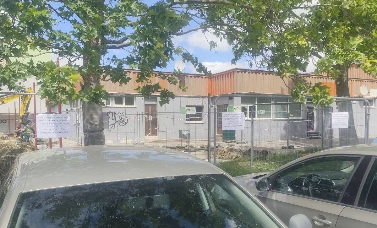 Od pondelka 15. júna 2026 budú na sídlisku Linčianska pokračovať stavebné práce v rámci projektu obnovy obytného súboru Generála Goliana. V ďalšej etape sa budú realizovať práce súvisiace s prepojením strojovne a kanalizácie.    Z dôvodu pohybu stavebnej techniky žiadame obyvateľov a návštevníkov, aby v pracovných dňoch od 7.00 do 17.00 h neparkovali na označených parkovacích miestach za objektom, v ktorom sídli Denné centrum Limbová a klubovňa Linka.     Rešpektovaním dočasného dopravného obmedzenia prispejete k bezpečnému a plynulému priebehu stavebných prác. Ďakujeme za pochopenie.       Viac informácií nájdete v tomto článku.