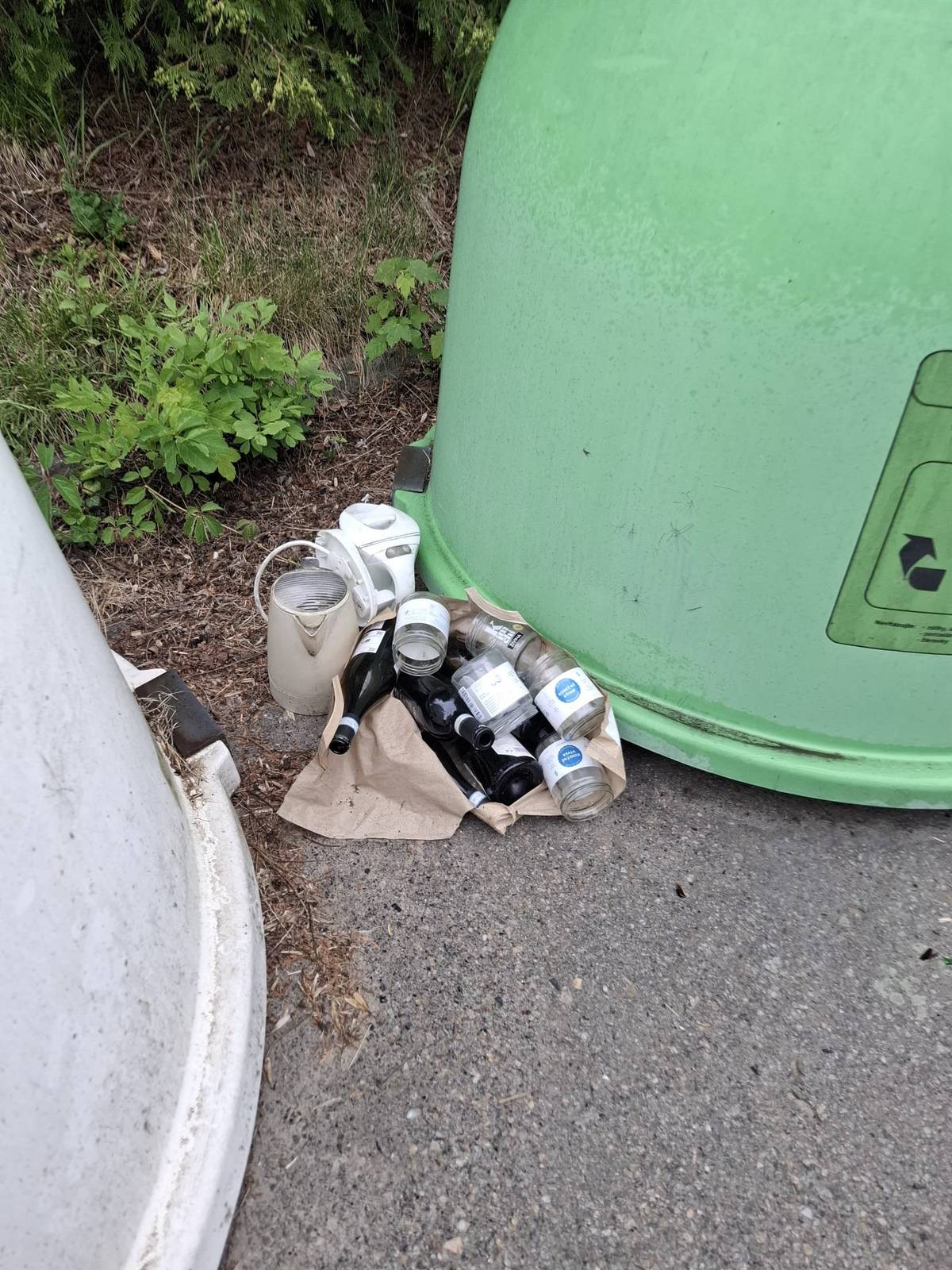 Zítra proběhne svoz odpadu. Nezapomeňte připravit popelnice. Sklenice patří do kontejneru, varné konvice do sběrného dvora. U horní prodejny Konzum někdo stále nechápe, že tohle je černá skládka.