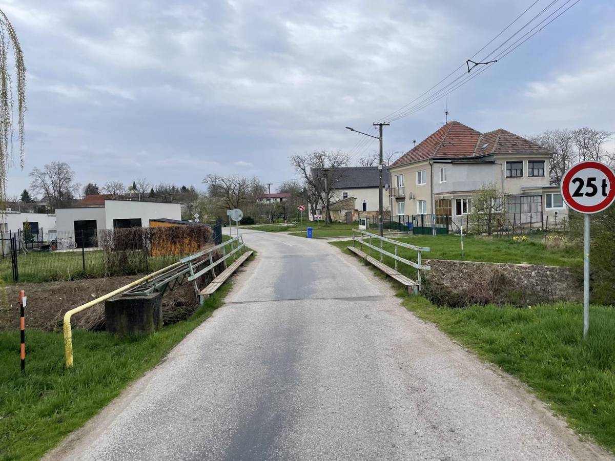 Správa a údržba ciest Trnavského samosprávneho kraja (SÚC TTSK) informuje občanov o termíne uzatvorenia mosta do Jarnej:  Termín: 15.06.2026 o 8:00 hod.  Predpokladaný čas ukončenia prác: 12/2026