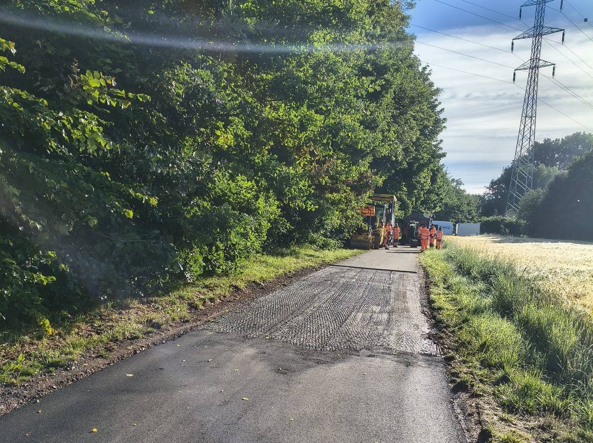 Oprava povrchu cyklostezky v úseku Vysoká nad Labem - Hradec Králové bude dnes dokončena. Od od soboty 13. června (možná už v pátek odpoledne) bude cyklostezka průjezdná. Za dobrou práci děkujeme společnosti SWIETELSKY stavební s.r.o., které i přes deštivé počasí opravu dokončila v termínu a ve výborné kvalitě!