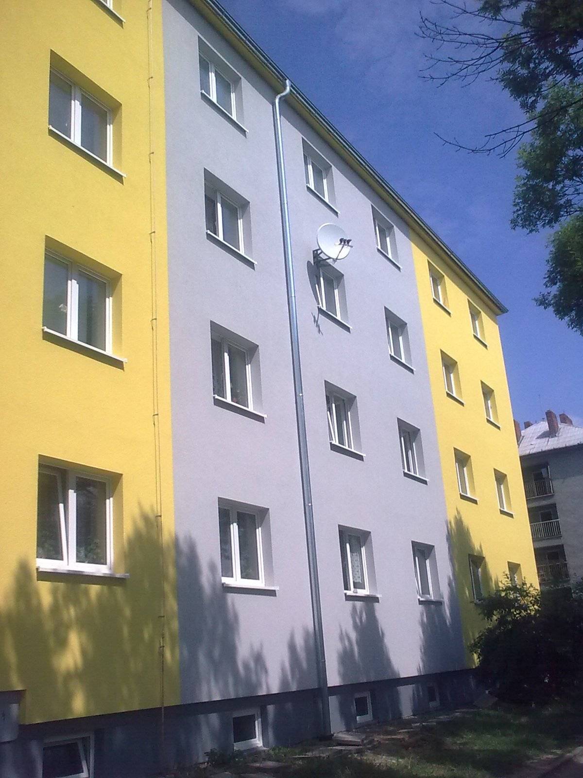 Zastupitelé schválili převod 20 bytových domů se 174 jednotkami do vlastnictví společnosti Teplo Hlučín. Po dokončení převodů bude městská společnost spravovat celkem 826 bytů, ve kterých žije přibližně 1 400 nájemníků. 🏠 Co to přinese? ✅ jednodušší komunikaci pro nájemníky ✅ rychlejší řešení požadavků ✅ lepší plánování oprav a investic ✅ postupnou modernizaci bytových domů V následujících letech se připravují například opravy střech, hydroizolací, vytápění, sklepních prostor nebo úpravy okolí domů. 📍 Nájemníkům je i nadále 2x týdně k dispozici kontaktní centrum na sídlišti OKD. Více na: https://bit.ly/444zQCA  #Hlucin #Bydleni #TeploHlucin #MestoHlucin (av)