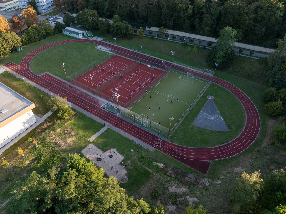 Od 15. června bude kvůli opravě atletické dráhy uzavřen sportovní areál V Aleji. Na dráze se budou opravovat trhliny, dostane nový nátěr a znovu se nakreslí čáry. Oprava potrvá asi týden. Vše ovšem bude záviset na počasí, za deště se práce musí odložit. Děkujeme za pochopení.