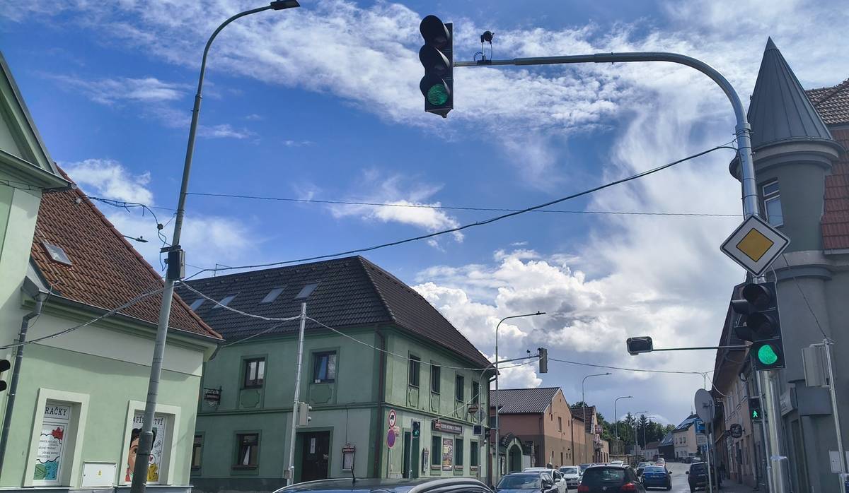 Ve čtvrtek 11. 6 se spustil nový semafor na křižovatce Mladoboleslavská, Bohdanečská, Živanická a dnešní ranní špička byla jeho první skutečnou zkouškou. Video je pořízené dnes v pátek 12. 6. 2026 mezi 7:30 a 7:47. Video je záměrně v nižším rozlišení, aby nešlo přečíst SPZ a rozpoznat obličeje. Křižovatka funguje výrazně lépe než dříve bez řízení. Semafor přináší především větší bezpečnost a plynulejší provoz.  Chodci přecházejí bezpečně na zelenou a ve skupinách, Mladoboleslavská se nezastavuje a nerozjíždí s každým příchozím chodcem Vozidla z vedlejší ulice mají konečně prostor bezpečně vyjet a odbočit Zásadní rozdíl je v tom, že auta v Živanické nyní neblokují samotnou křižovatku a vozidla odbočující do Živanické z obou stran projíždějí křižovatkou výrazně rychleji a uvolňují Mladoboleslavskou  Dříve vozidla v Živanické zajížděla až do prostoru přechodu a „tlačila se“ do hlavní silnice. Vznikala tím nepřehledná a nebezpečná situace, kdy řidiči složitě hledali místo, kudy projet a chodci nemohli využít přechod. To výrazně zpomalovalo celý provoz. Dnes je vidět, že:  celá šířka ulice Živanická je plně využitelná pro odbočení odbočování je plynulejší a výrazně rychlejší řidiči mají více prostoru i jistoty celková kapacita křižovatky se zvyšuje  Ještě bude potřeba, aby si řidiči zvykli na drobné změny v uspořádání, např. využití celé šířky pruhu před Kačerem. Je nyní širší a má umožnit snadnější objíždění vozidel odbočujících do Živanické, ale to se postupně srovná. Upřímně – mám z toho velkou radost. Cesta k realizaci trvala téměř 7 let a znamenala spoustu jednání s institucemi, úřady i správci komunikací, přesvědčování a shánění financí. Dnes je ale vidět, že ta snaha měla smysl. Nesmím zapomenout poděkovat i společnosti NeoCity, která zajistila a zaplatila projet celé světelné křižovatky a místostarostce Lenka Hluší, která zejména v závěrečných fázích realizace tomu hodně pomohla. Věřím, že tato křižovatka přestane být, po moha letech, problematickým místem a stane se bezpečnější a plynulejší pro všechny, kdo tudy jezdí nebo chodí. Michal Biskup, starosta