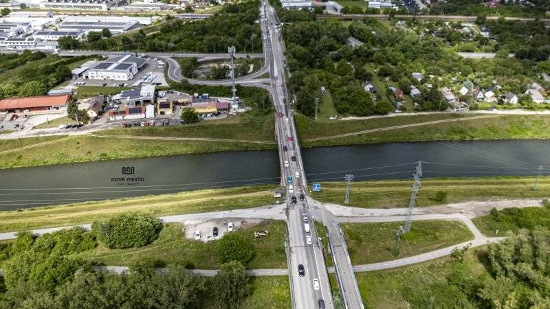 Upozornenie na dopravné obmedzenie na ceste II/515 a cestnom moste cez derivačný kanál Váhu Mesto Nové Mesto nad Váhom informuje verejnosť o aktuálnom priebehu stavebných prác realizovaných na ceste II/515 a cestnom moste cez derivačný kanál Váhu, ktoré sú zamerané na obnovu a skvalitnenie dopravnej infraštruktúry v tomto frekventovanom úseku. Stavebníkom je Správa ciest Trenčianskeho samosprávneho kraja. Mesto Nové Mesto nad Váhom v rámci informovania verejnosti priebežne poskytuje aktuálne informácie o postupe realizácie stavby a súvisiacich dopravných opatreniach. V súčasnosti bola na mostnom objekte a priľahlom úseku komunikácie odstránená vrchná vrstva vozovky. Obnova povrchu sa realizuje na úseku v dĺžke približne 100 metrov. V nadväznosti na vykonané prípravné práce sú podľa aktuálneho harmonogramu naplánované asfaltovacie práce na piatok 12. júna  sobotu 13. júna 2026, so začiatkom približne od 8.00 hod. Realizácia jednotlivých technologických postupov je však podmienená vhodnými poveternostnými podmienkami. Vzhľadom na technologickú náročnosť a rozsah stavebných prác bude počas pokládky asfaltových vrstiev doprava na predmetnom úseku výrazne obmedzená a spomalená. Premávka bude zachovaná v oboch smeroch, pričom bude vedená v zúžených jazdných pruhoch. Účastníci cestnej premávky by preto mali počítať so zníženou prejazdnou rýchlosťou a možnými krátkodobými zdržaniami. Žiadame vodičov, aby dôsledne rešpektovali dočasné dopravné značenie, venovali zvýšenú pozornosť situácii na komunikácii a riadili sa pokynmi osôb zabezpečujúcich organizáciu dopravy v mieste stavby. Prijaté dopravné opatrenia sú nevyhnutné na zabezpečenie bezpečného priebehu stavebných prác, ochranu všetkých účastníkov cestnej premávky.